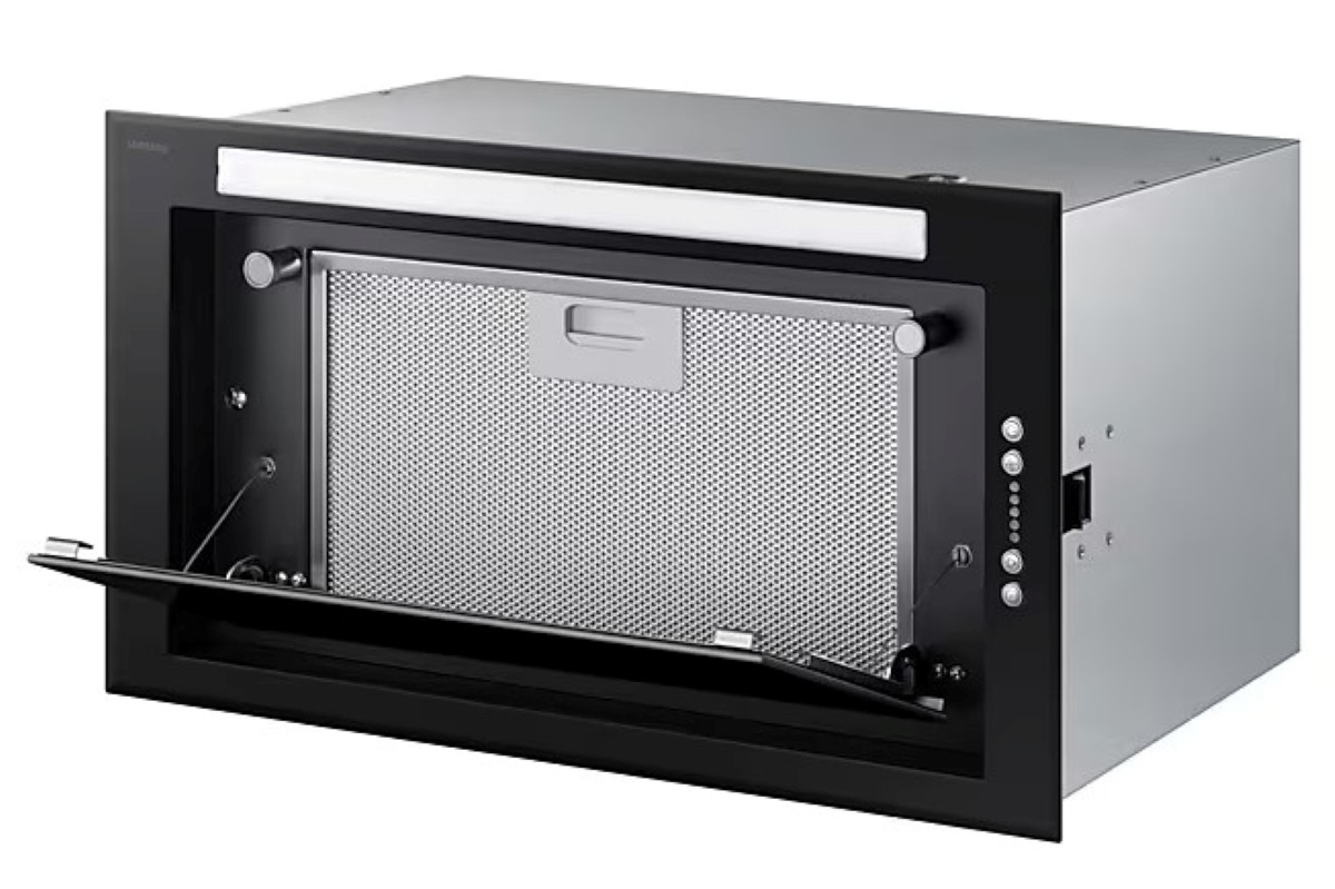 Otwarty czarny okap kuchenny z widocznym filtrem, widok pod kątem.