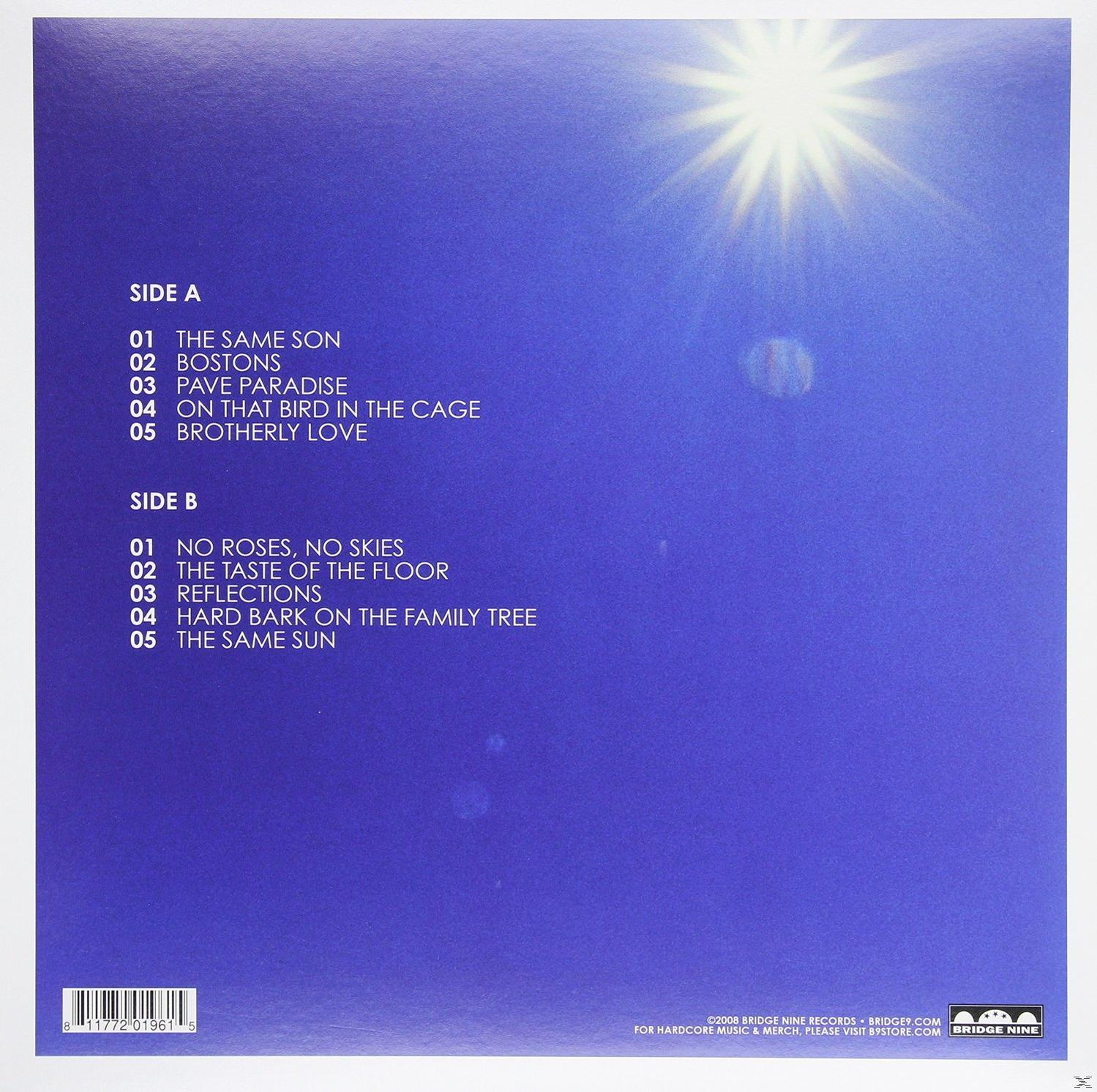 Rückseite einer Schallplattenhülle mit Songtiteln und einer Sonnenillustration.