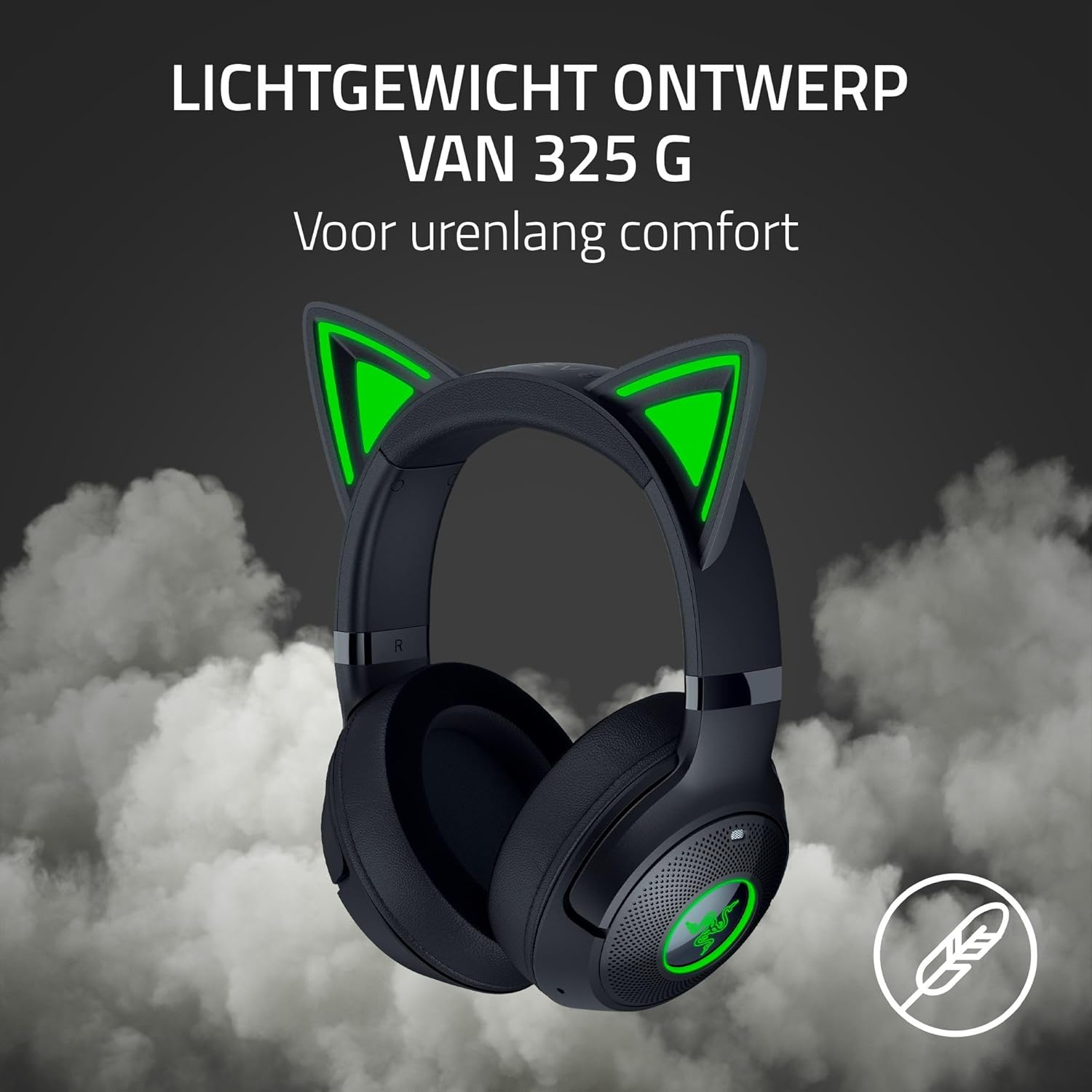 Zwarte Razer-headset met kattenoren die groen licht uitstralen, zwevend op een bewolkte achtergrond.