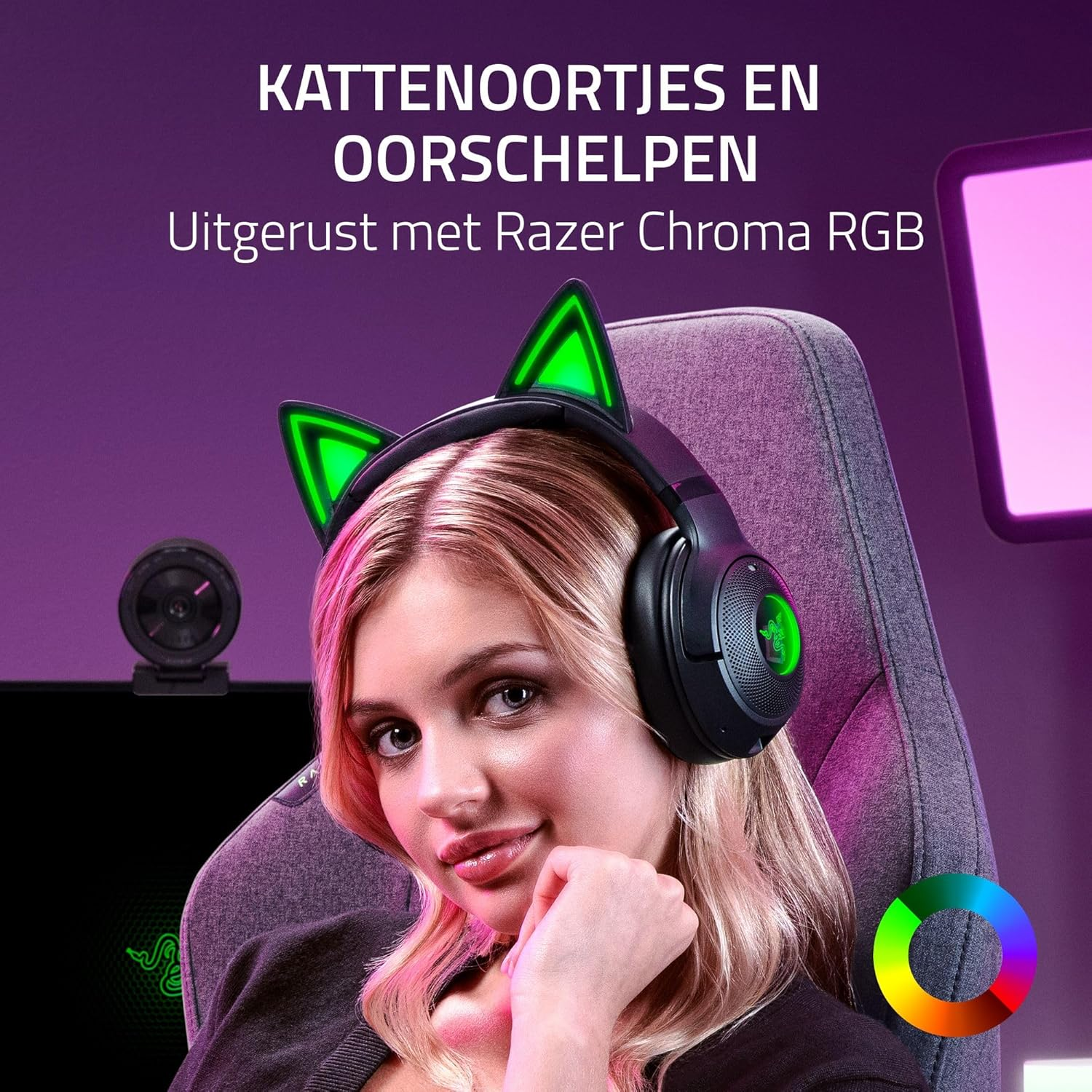 Vrouw met een zwarte Razer-headset met kattenoren en groene lichten, zittend in een stoel.