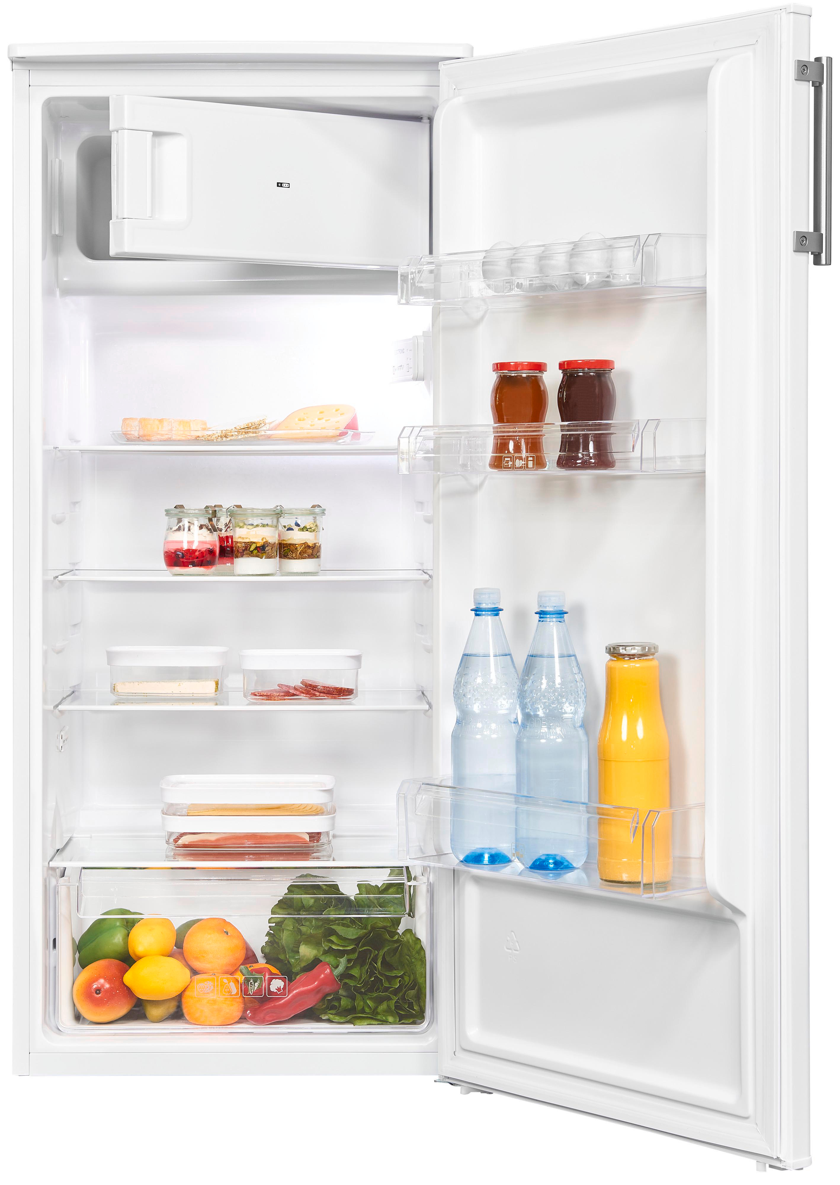 Kühlschrank mit offener Tür. Regale mit Lebensmitteln wie Gläsern, Früchten und Flaschen.