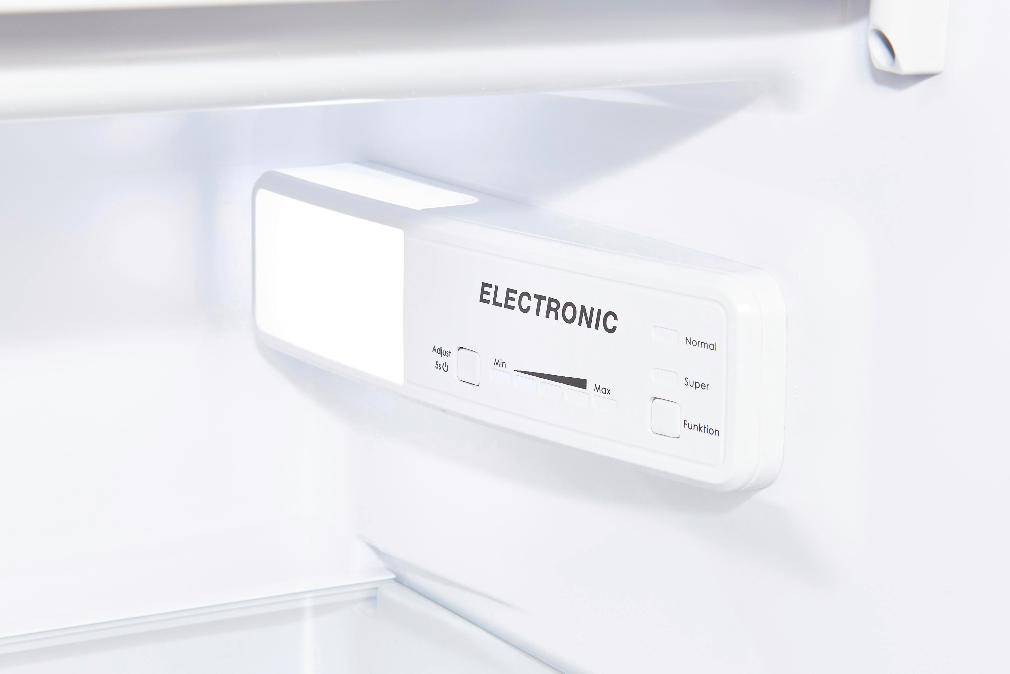 In einem Kühlschrank mit einem Bedienfeld mit der Aufschrift 'ELECTRONIC' und einem Drehregler.