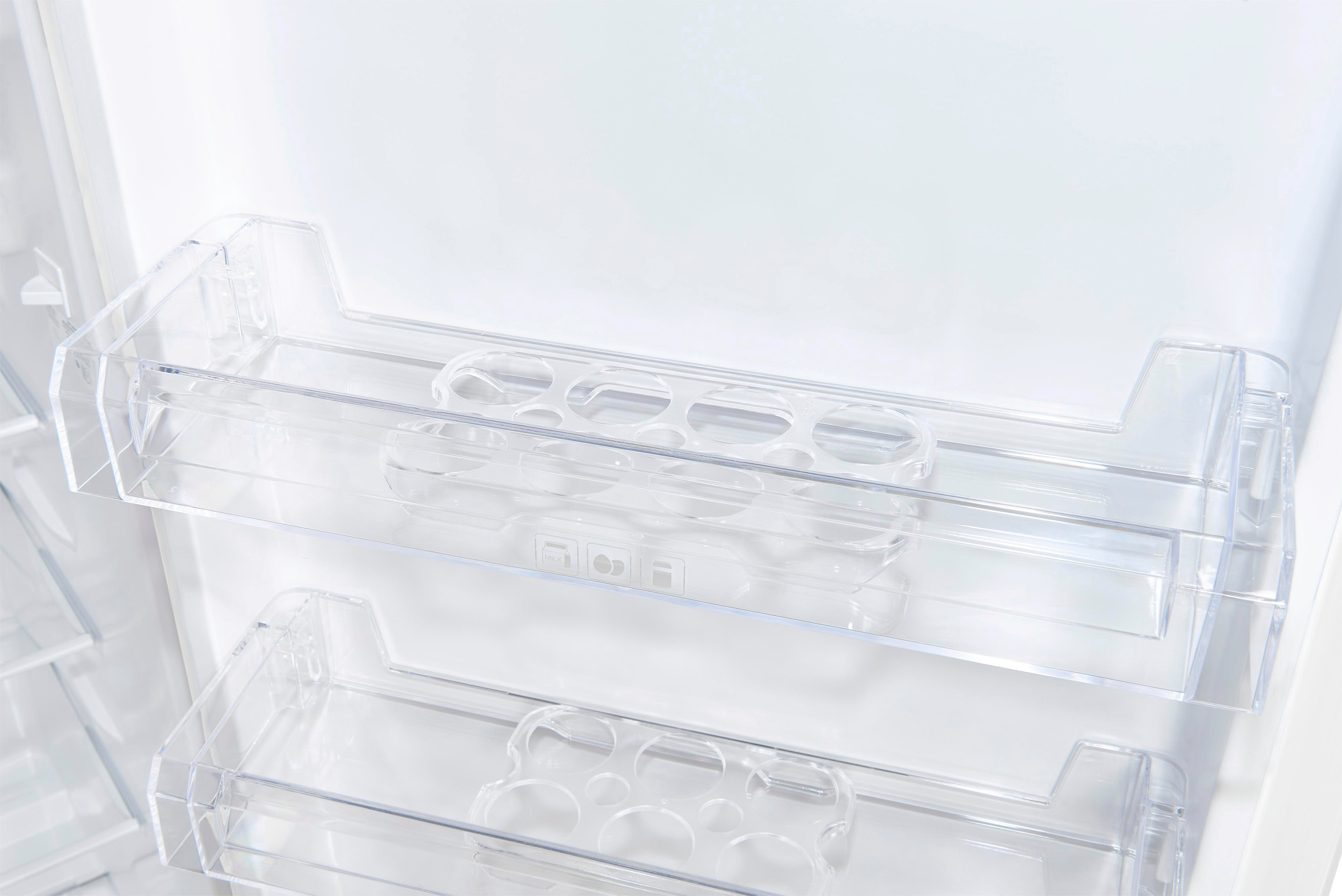 Kühlschrankregale mit transparenten Behältern und Glasflaschenhaltern.