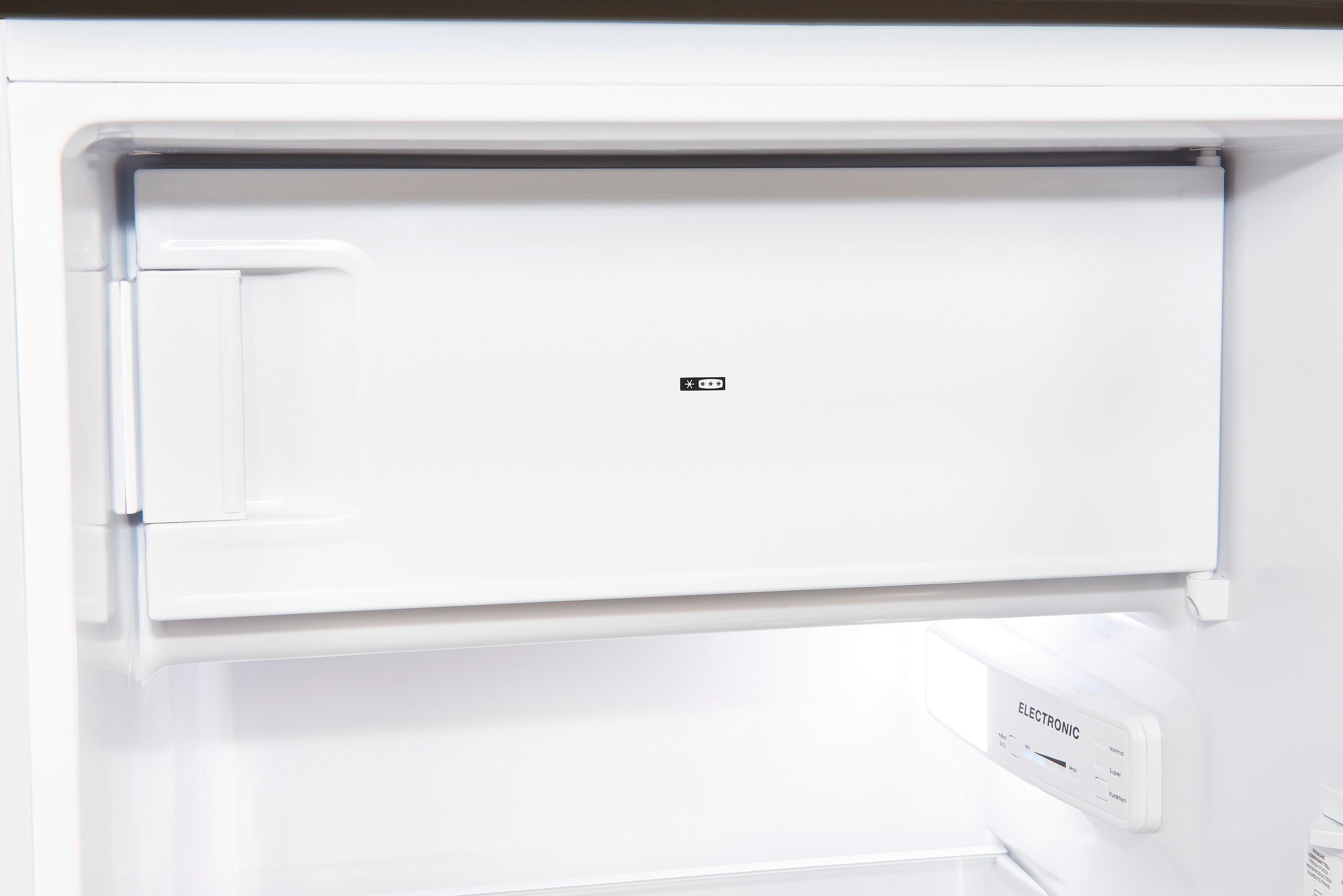 Weißer Kühlschrank mit weißer Tür. Griff und Türumriss sind silberfarben.