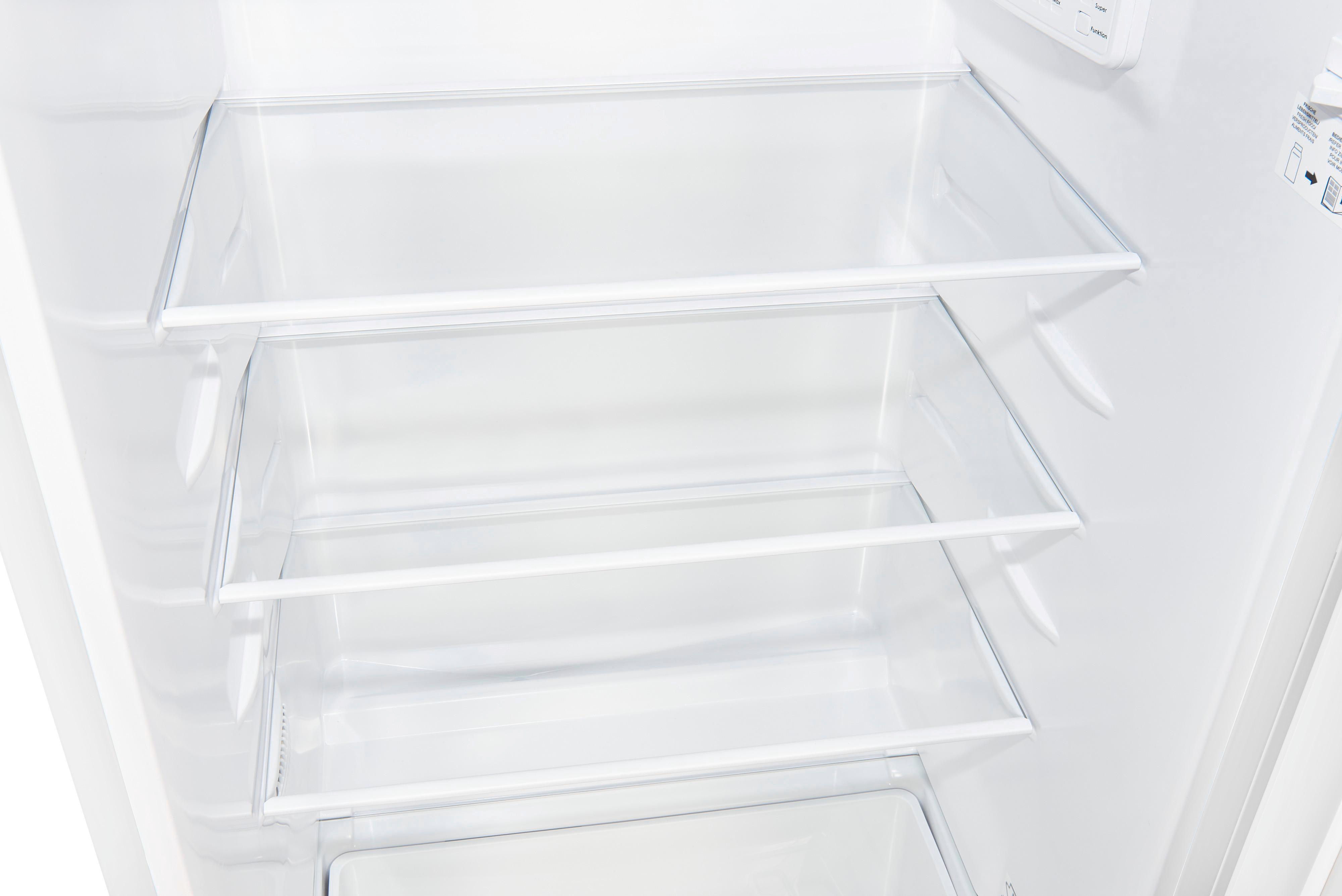 Drei transparente Regale in einem weißen Kühlschrank, leer. Die Regale sind transparent.