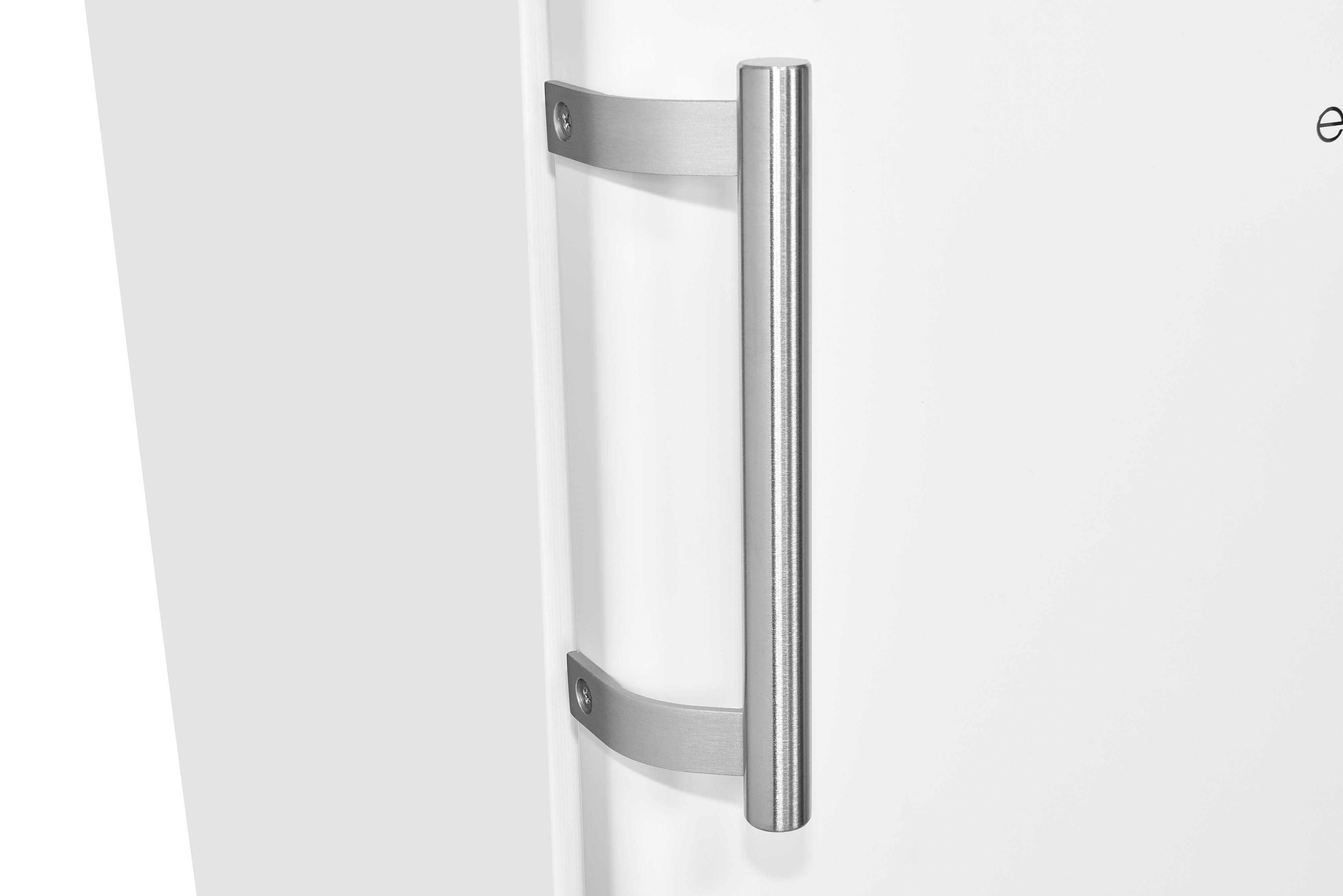 Nahaufnahme eines silbernen Kühlschranktürgriffs an einem weißen Kühlschrank. Der Griff ist aus Metall.