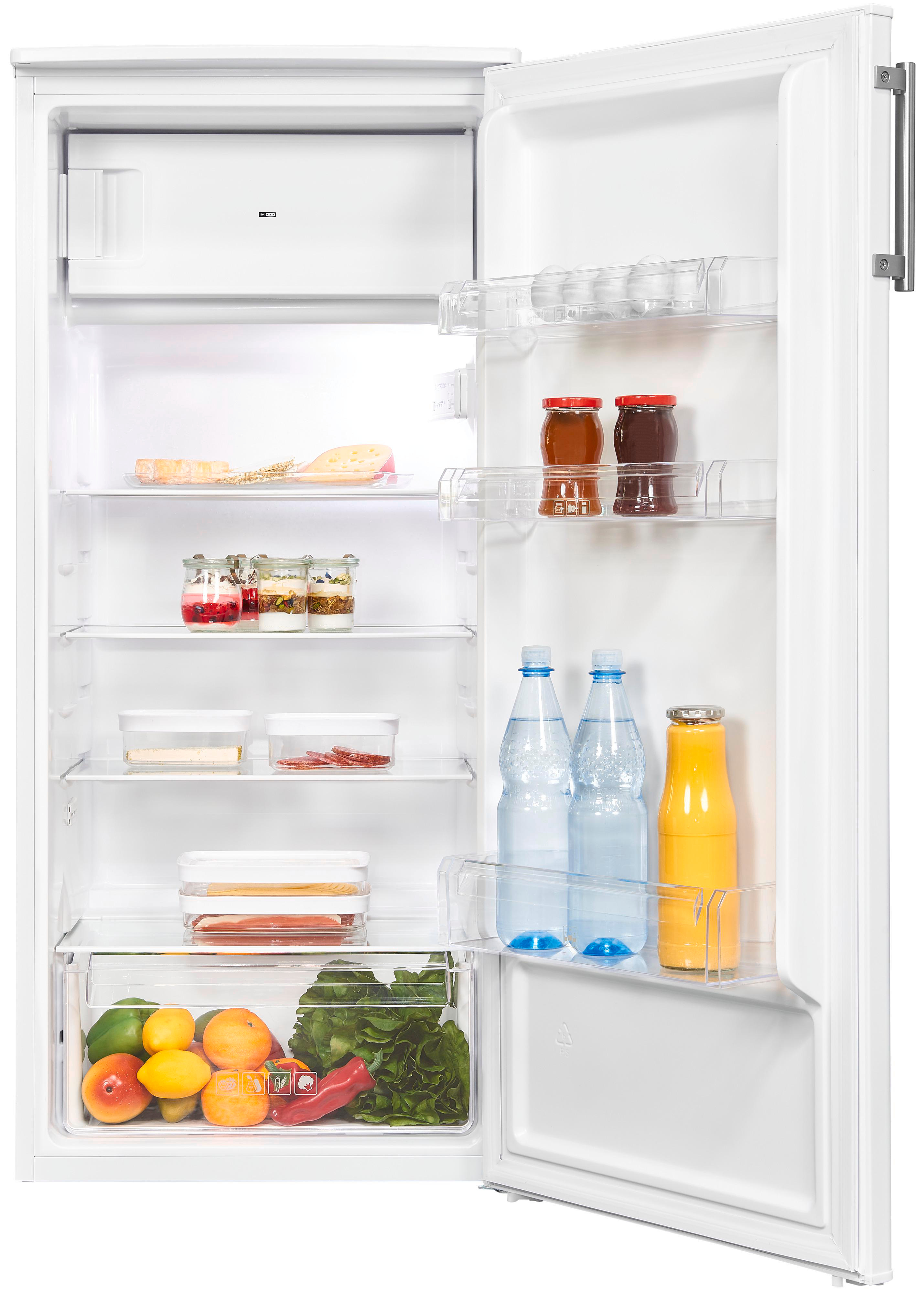 Weißer Kühlschrank mit offener Tür und Essen darin. Gläser, Flaschen und Produkte sind sichtbar.