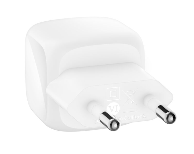 AB fişli beyaz Apple şarj cihazı.