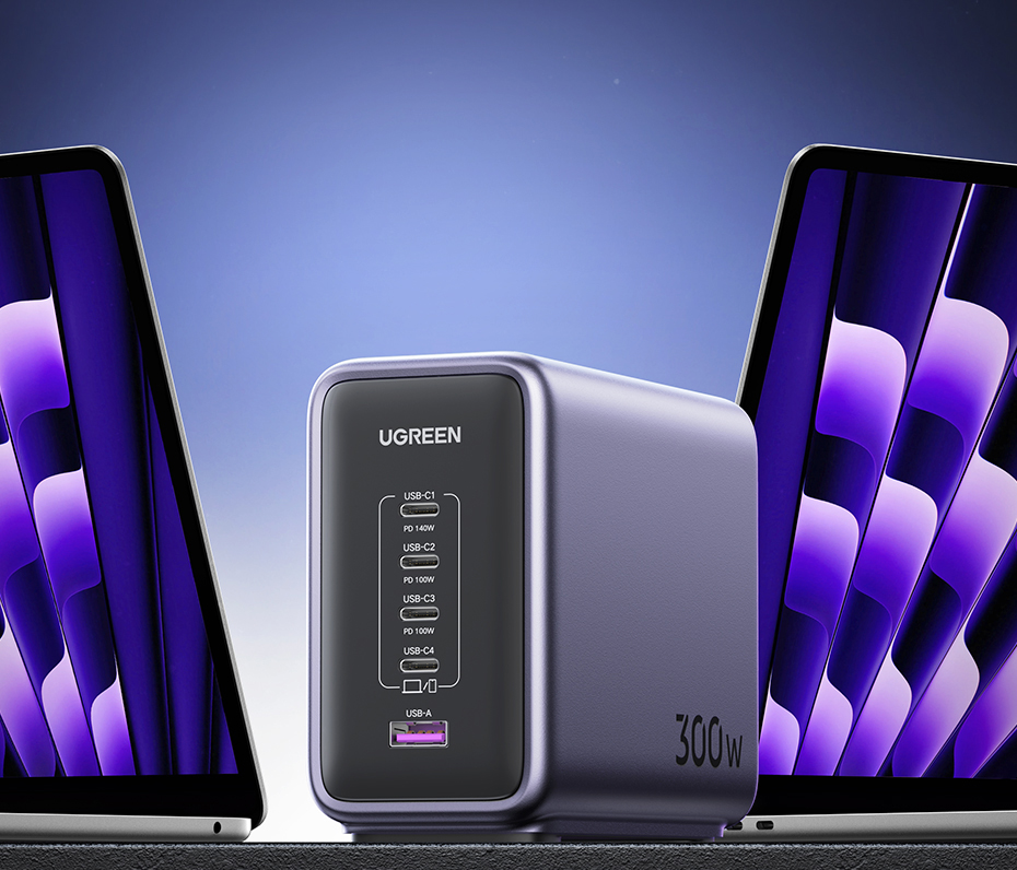 İki dizüstü bilgisayar arasında UGREEN 300W şarj cihazı, çeşitli USB-C bağlantı noktalarıyla.