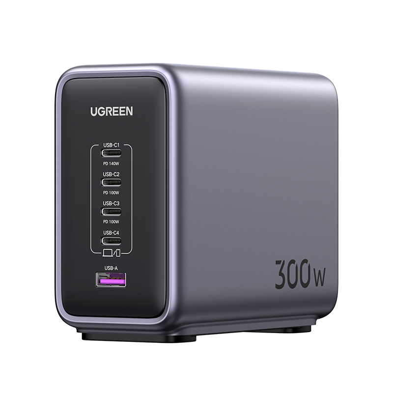 Çoklu bağlantı noktalarına sahip bir UGREEN 300W şarj cihazı.