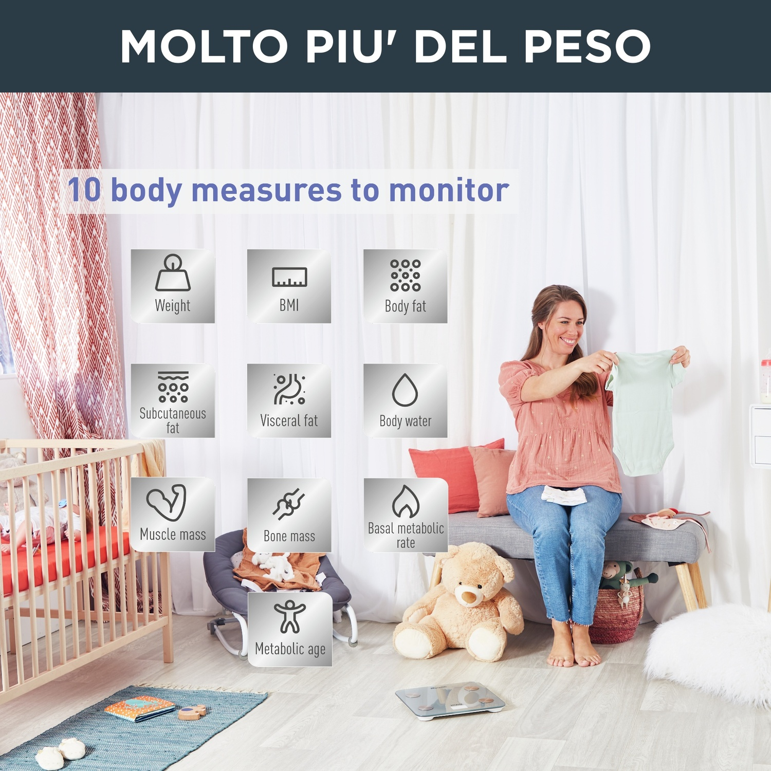 Una donna in una stanza con una bilancia, articoli per bambini e un orsacchiotto.