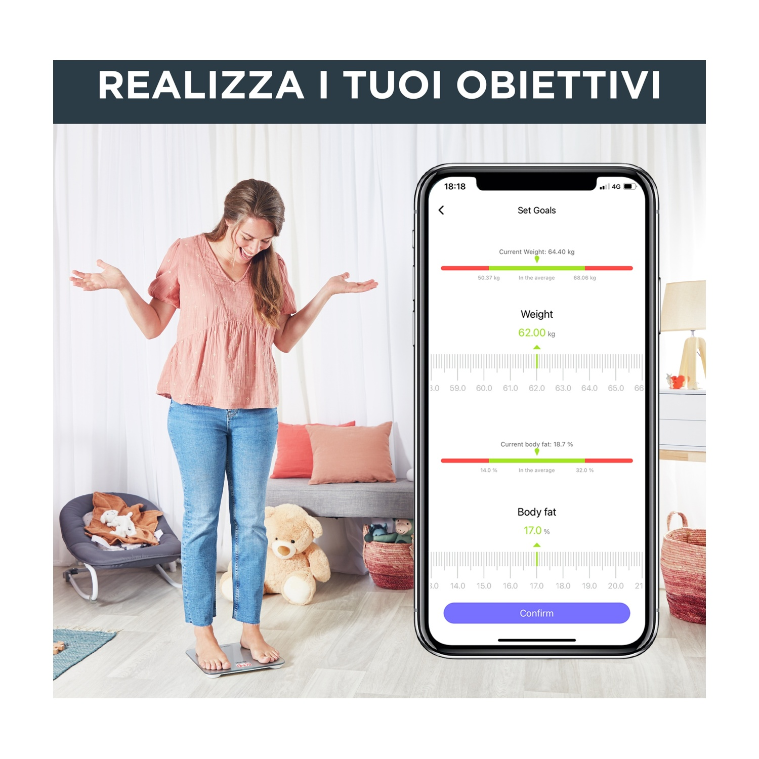 Donna sulla bilancia che guarda il telefono mostrando obiettivi di peso e grasso corporeo.
