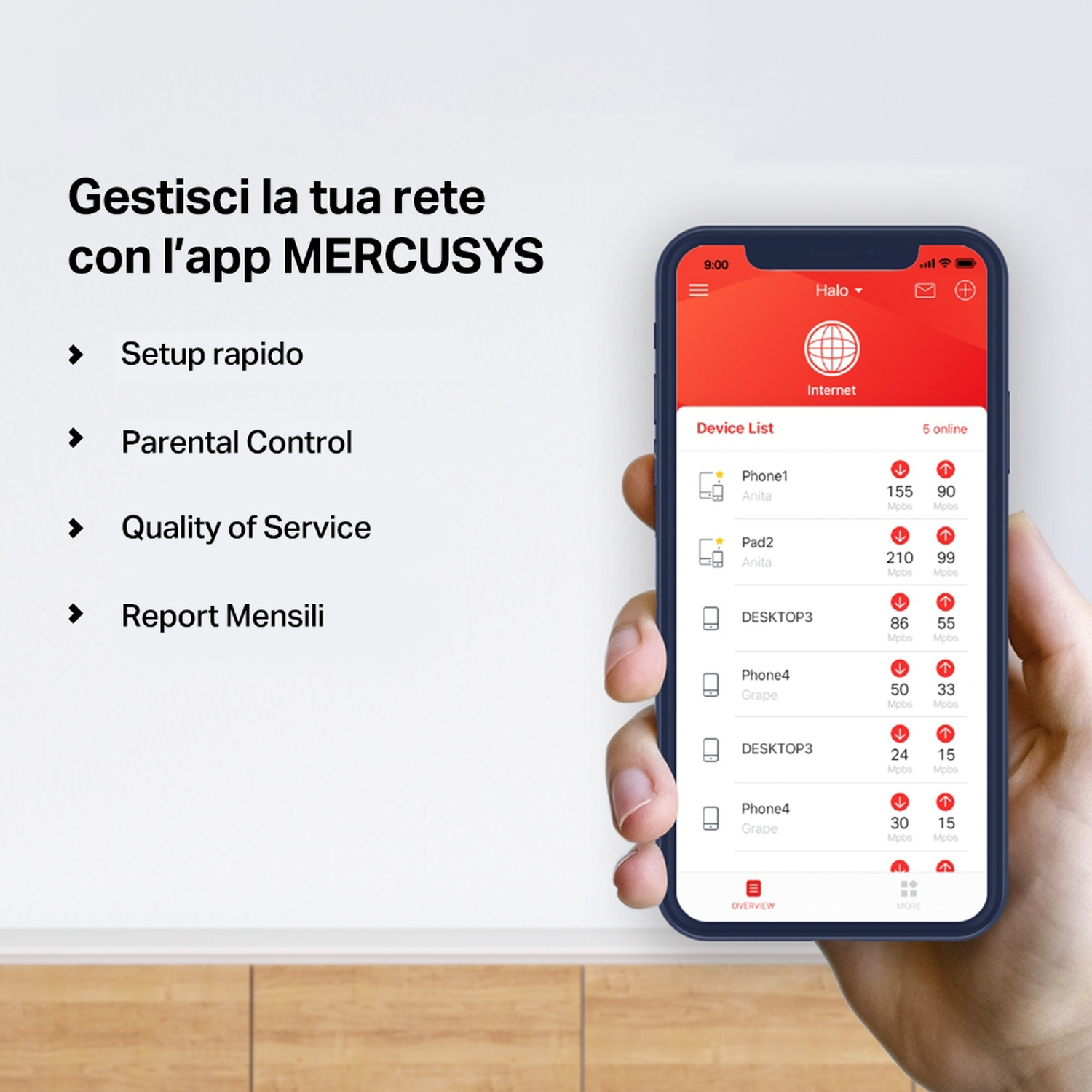 Una mano che tiene un telefono che mostra l'interfaccia dell'app Mercusys con elenco dispositivi e opzioni di impostazione.