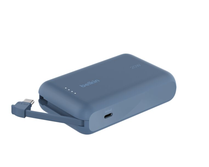 Mavi Belkin 20W güç bankası, bağlı kablo ile. Kablo içeri ve dışarı. Belkin logosu görünür.