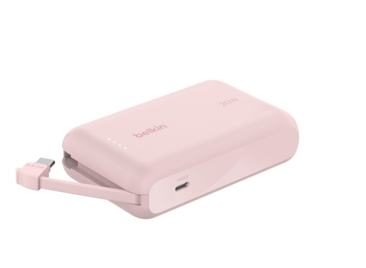 Pembe Belkin powerbank, kablolu. Kablo bağlı. Powerbank üzerinde 20W yazıyor.