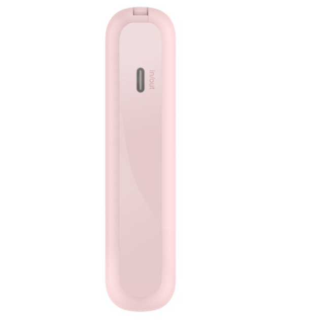 Pembe Belkin powerbank'ın yan görünümü, şarj portu ile. Giriş/çıkış portu görünür.