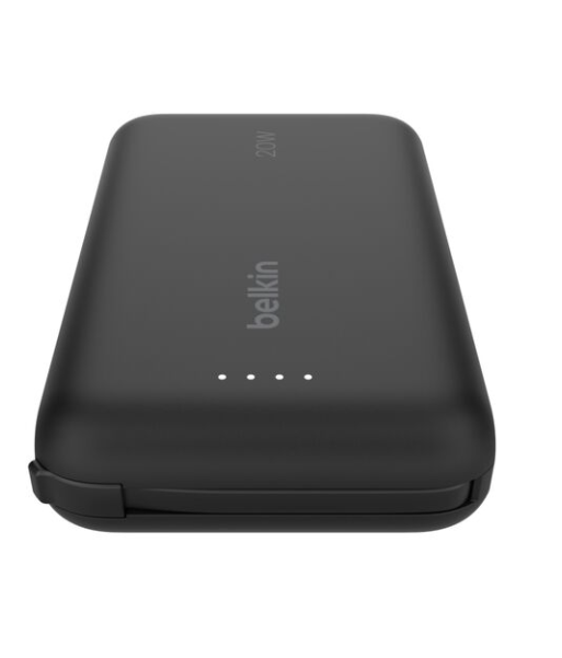 Siyah Belkin powerbank. Powerbank üzerinde 20W yazıyor. Üç şarj göstergesi var.