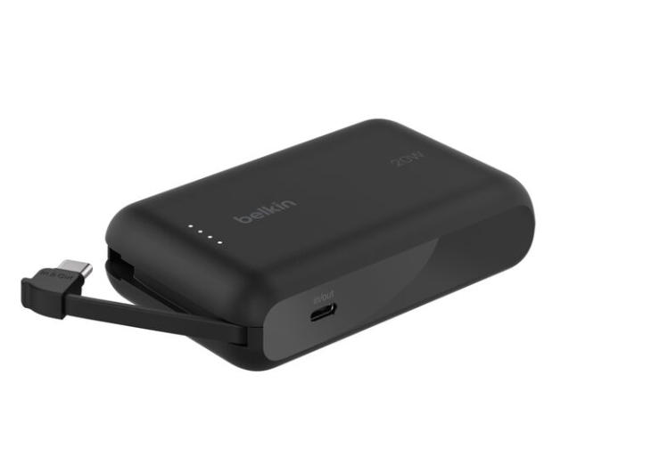 Siyah Belkin powerbank, kablolu. Kablo bağlı. Powerbank üzerinde 20W yazıyor.