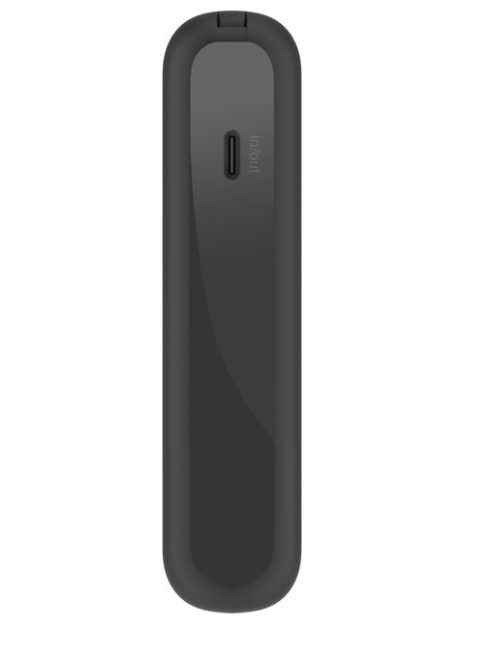 Siyah Belkin powerbank'ın yan görünümü, şarj portu ile. Giriş/çıkış portu görünür.