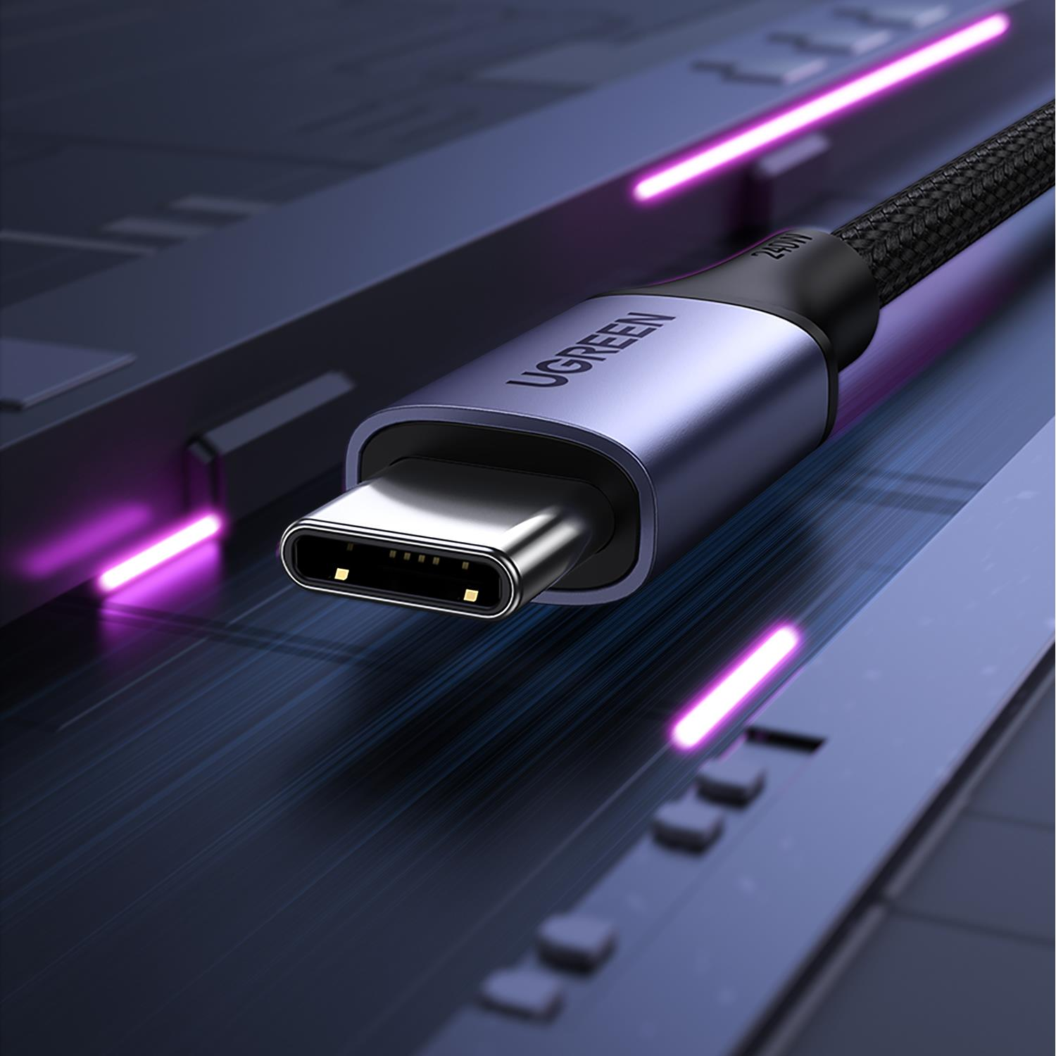 Bir USB-C kablosu. Kablo, UGREEN yazısıyla siyah ve gümüş renginde.