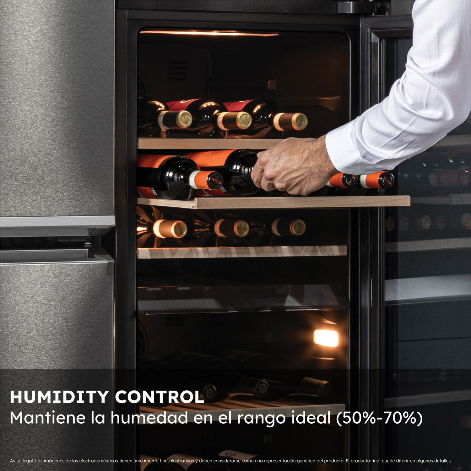 Una mano que alcanza una vinoteca, seleccionando una botella. Botellas de vino en estantes. Se menciona el control de humedad.