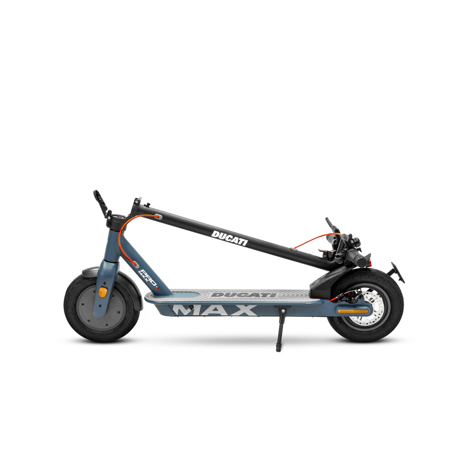 Blauwe Ducati scooter. Zwart stuur met oranje kabel. Zwarte wielen, witte achtergrond.