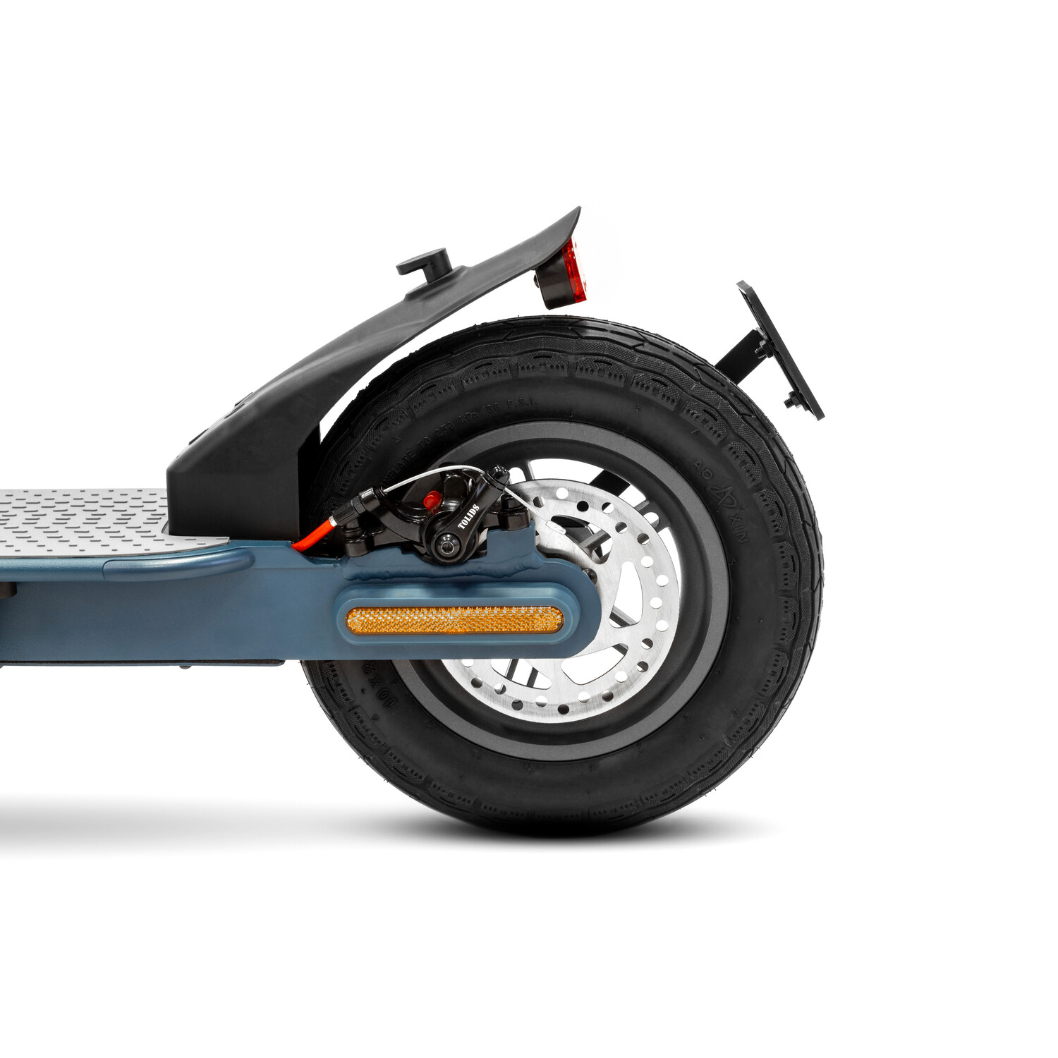 Close-up van een zwart scooterwiel. Remklauw en reflectoren zijn zichtbaar. Witte achtergrond.