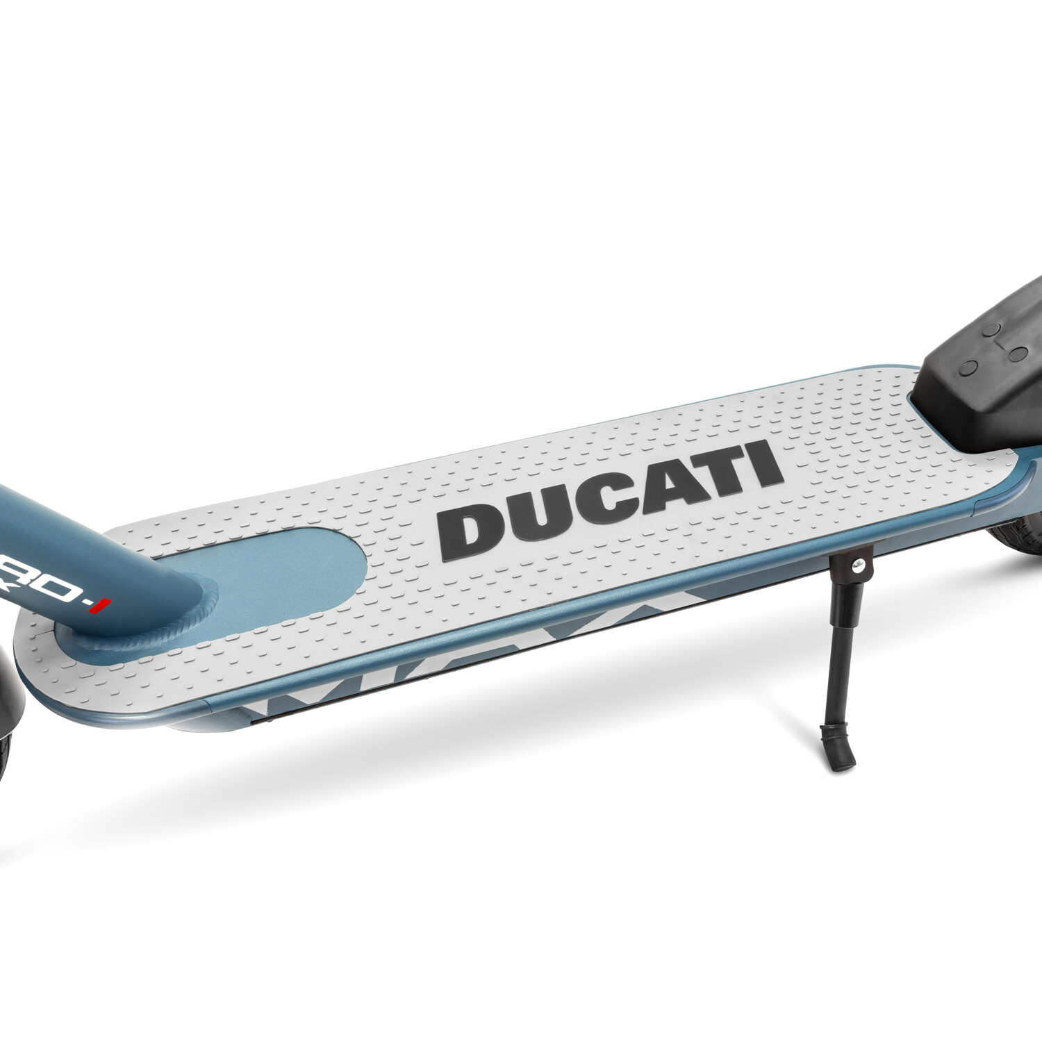 Blauw scooterdek met Ducati MAX-branding. Zwarte standaard, witte achtergrond.