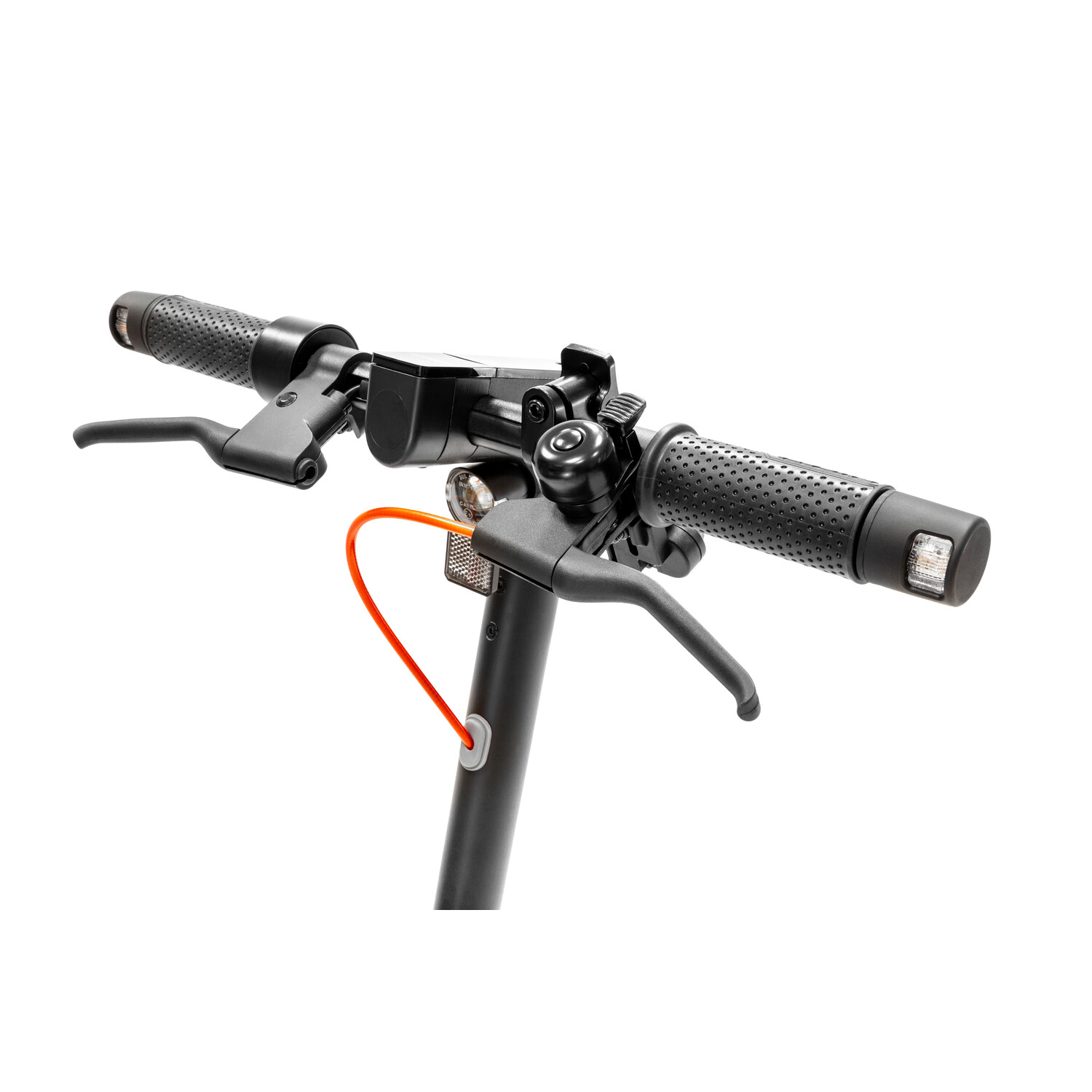 Zwart scooterstuur. Bedieningselementen, bel en oranje kabel zijn zichtbaar. Witte achtergrond.