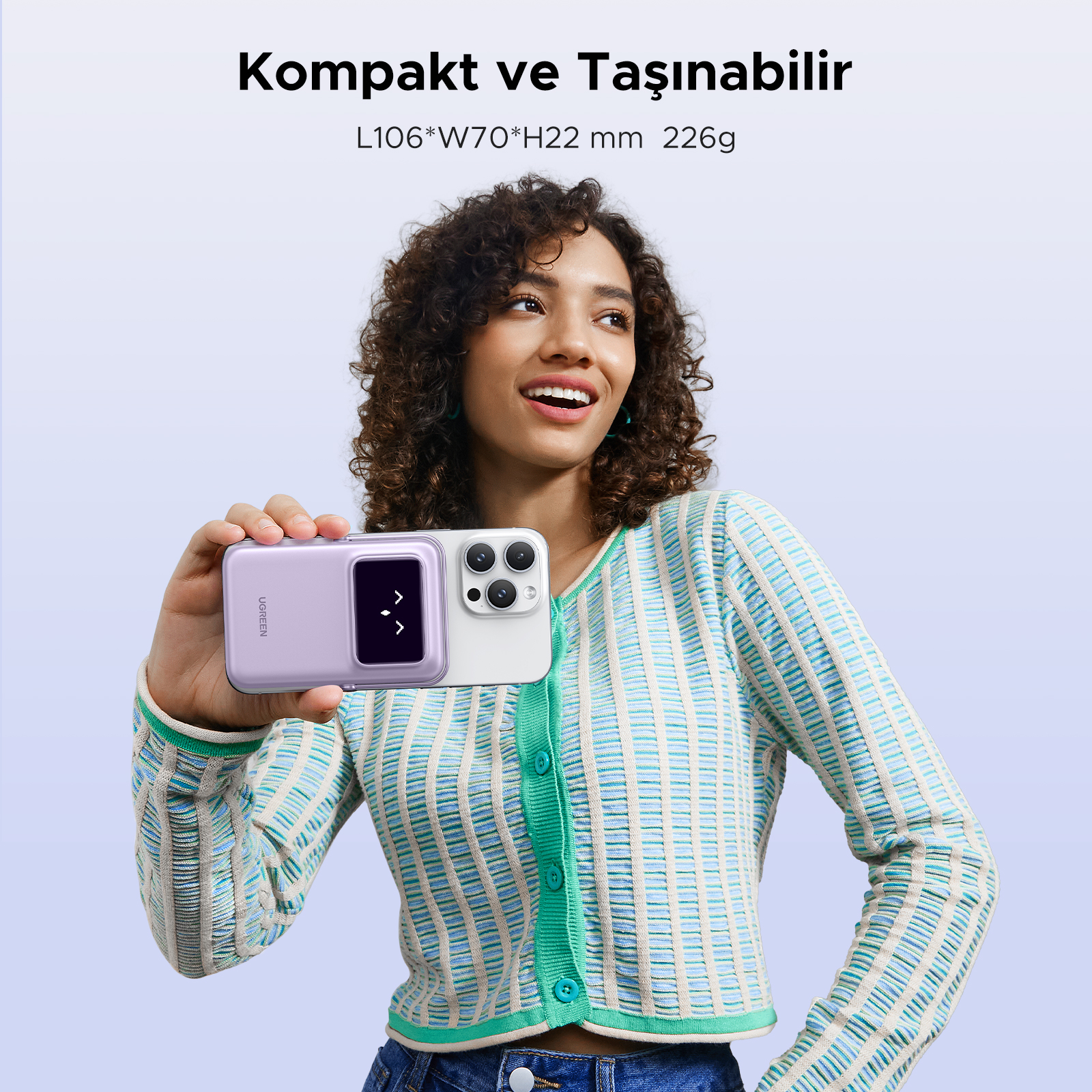 Bir kadın leylak rengi bir powerbank ve bir telefon tutuyor. Metin: Kompakt ve Taşınabilir (Kompakt ve Taşınabilir).