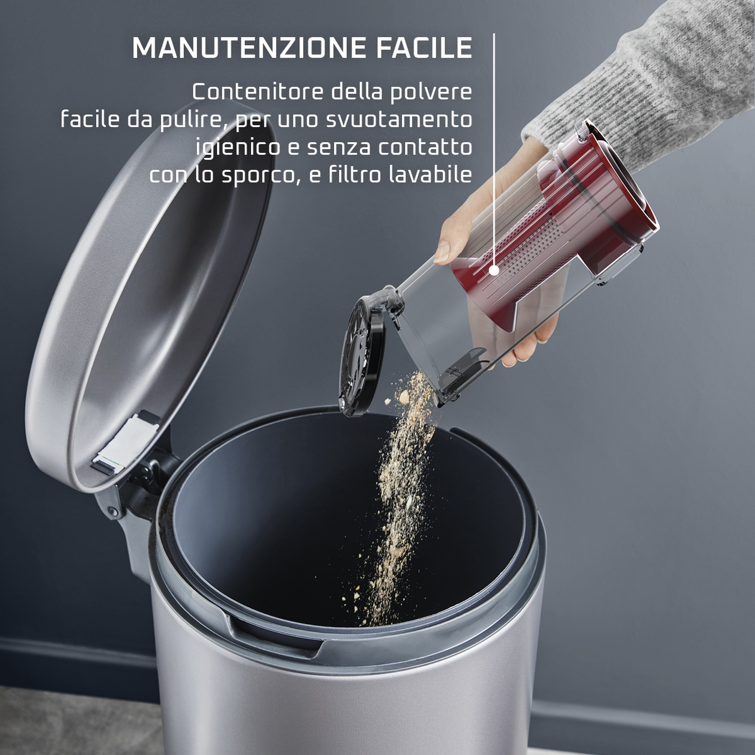 Persona che svuota il contenitore della polvere dell'aspirapolvere in un bidone. Testo: 'MANUTENZIONE'.