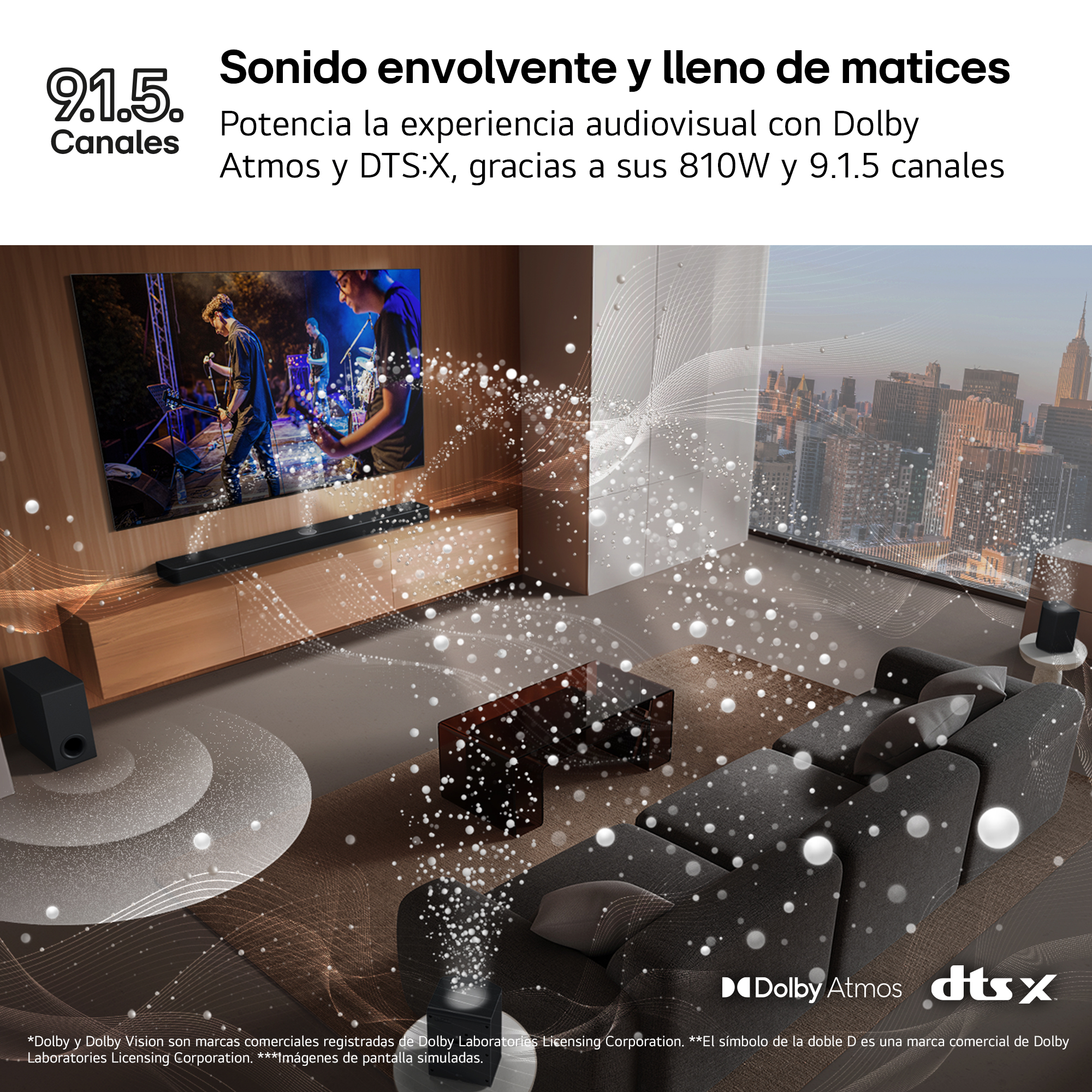 Salón con televisor, barra de sonido y vista a la ciudad. Gente en el concierto en la pantalla.