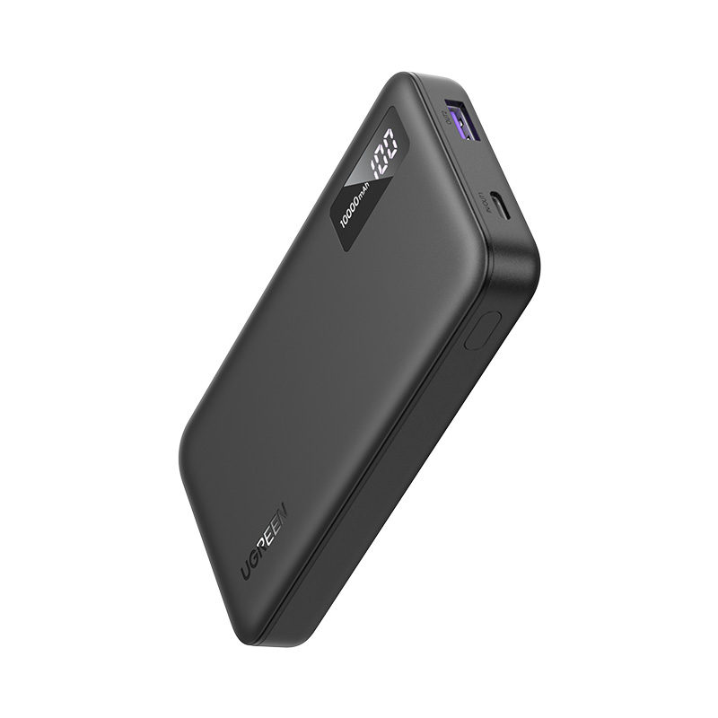 Açılı bir şekilde siyah powerbank, ekranda %100 ve 10000mAh görüntülüyor.