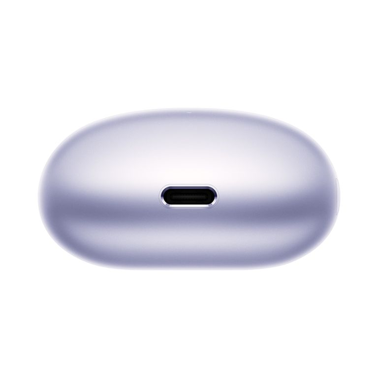 Die Unterseite eines hellvioletten Kopfhörer-Etuis. Ein USB-C-Anschluss ist sichtbar. Weißer Hintergrund.