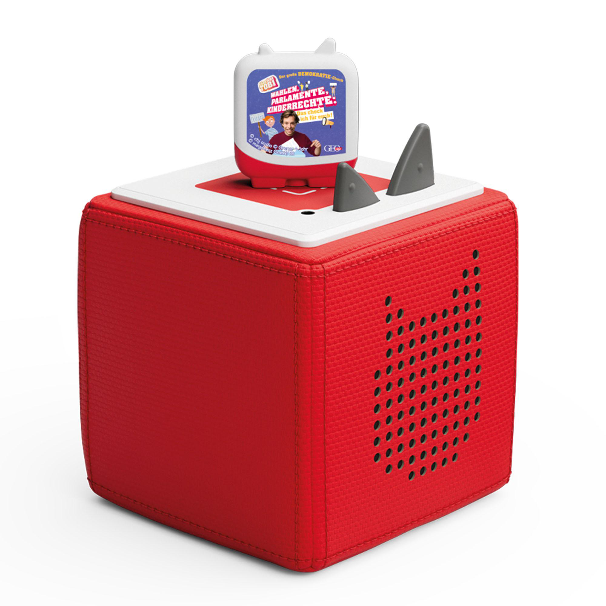 Roter quadratischer Kasten mit einer Spielfigur obenauf, eine Person und Text.