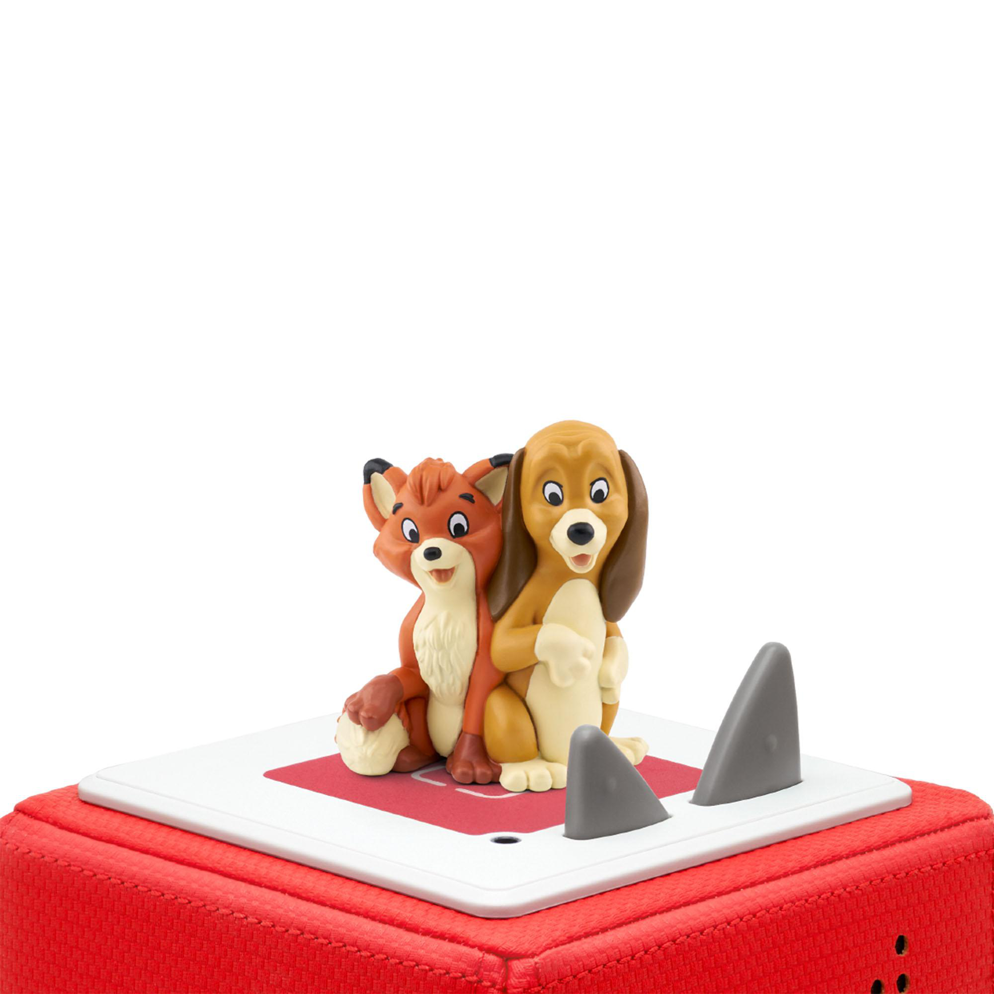 Eine Fuchs- und Hundefigur auf einem roten Würfel mit Haifischflossen, auf weißem Hintergrund.