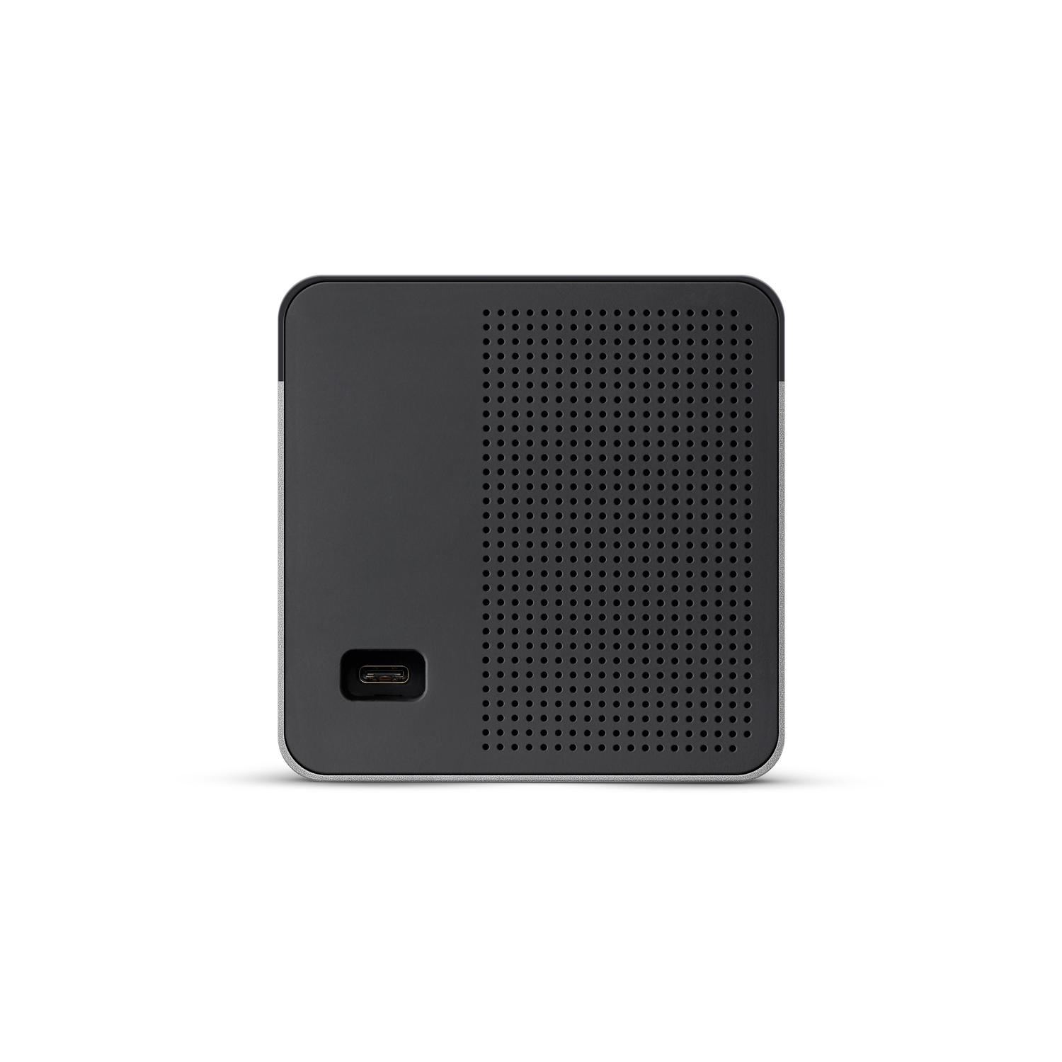 De achterkant van een zwarte Petcube camera met een kleine poort en ventilatiegaten, met een minimalistisch ontwerp.