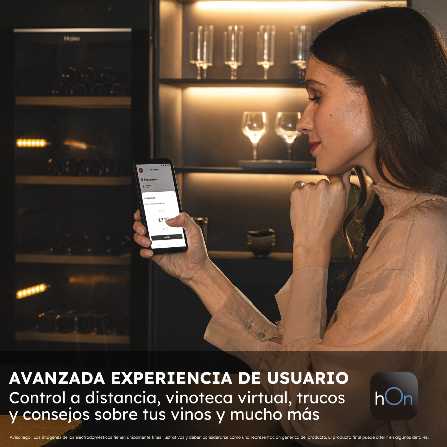 Mujer usando un smartphone para controlar una nevera de vinos. Experiencia de usuario avanzada.