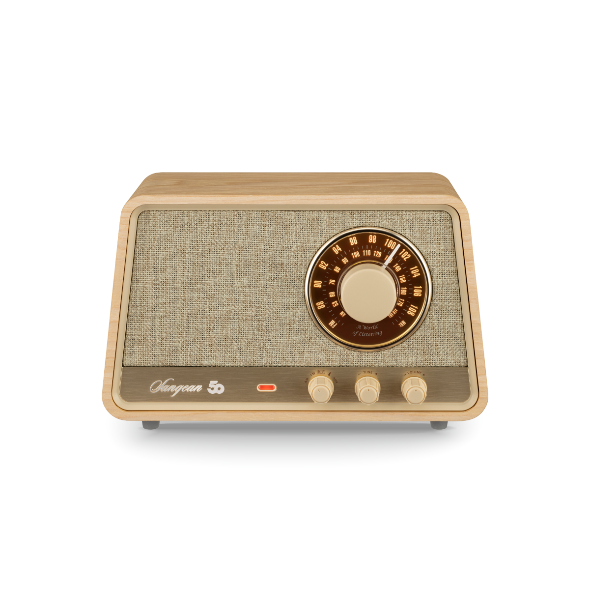 Holzradio mit beigem Stoff-Lautsprecherbezug und Drehknopf. Schwarzer Hintergrund.