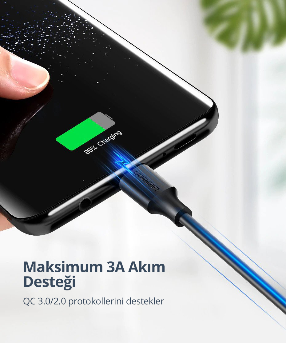UGREEN kablosuyla şarj olan bir telefon, %85 şarj gösteriyor.