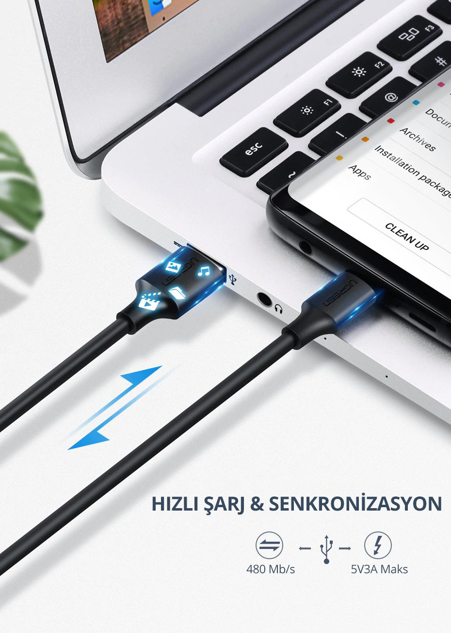 Şarj ve senkronizasyon için bir UGREEN kablosuyla telefona bağlı bir dizüstü bilgisayar.