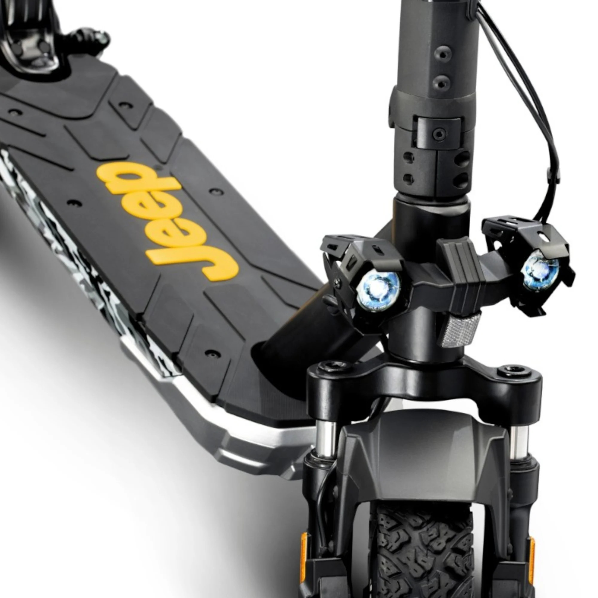 Zbliżenie przedniej części skutera Jeep. Pokazuje reflektory i kamuflażowy pokład z logo Jeep.