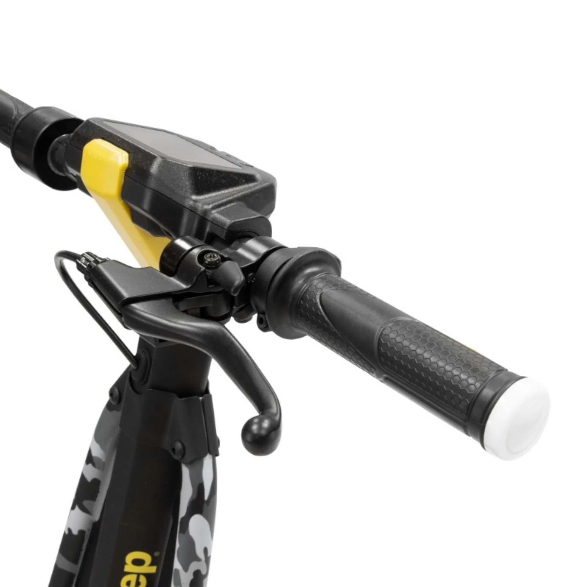 Zbliżenie na kierownicę skutera Jeep. Pokazuje elementy sterujące, uchwyty i wzór kamuflażu.