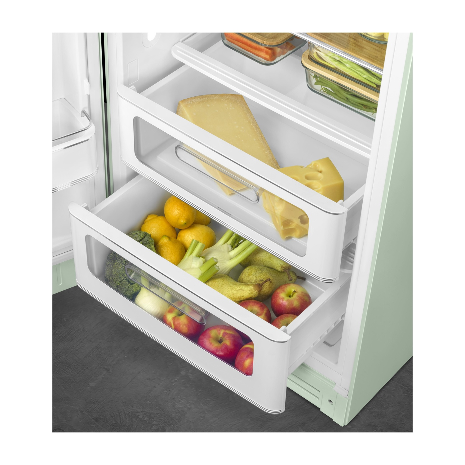 Interno di un frigorifero SMEG con cassetti. Mostra formaggio, frutta e verdura conservati all'interno.