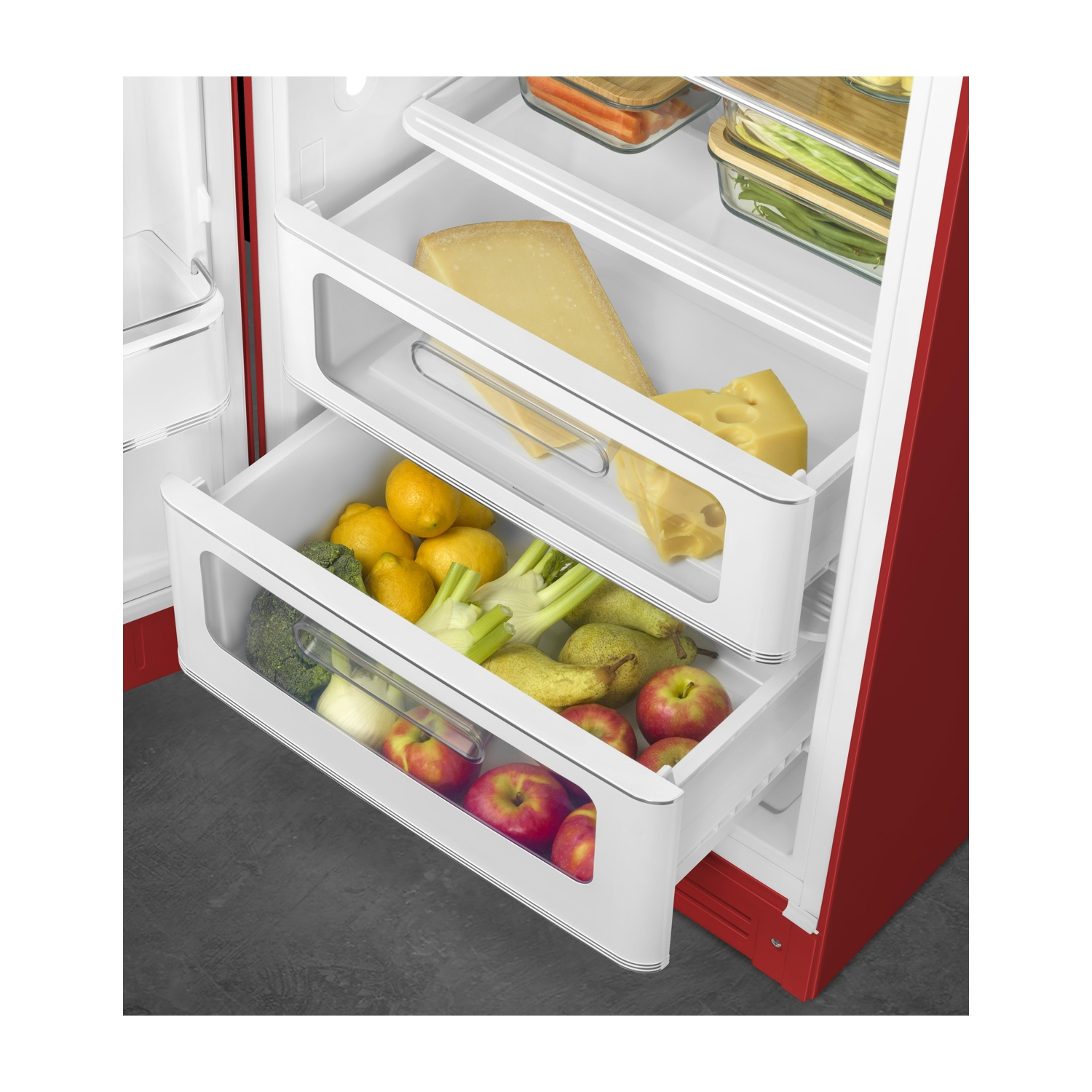 Cassetti frigo Smeg rossi con formaggio, limoni, mele e verdure all'interno.