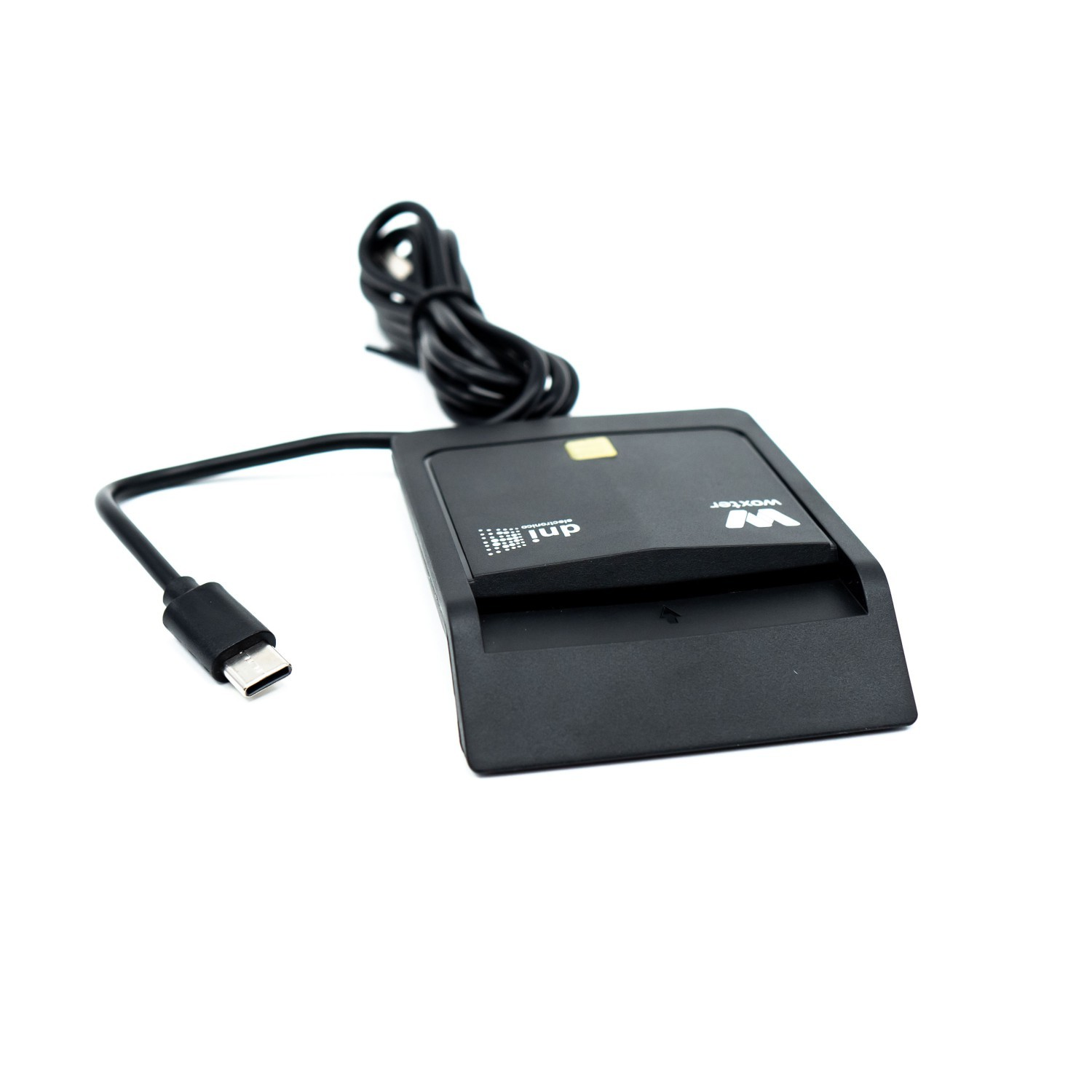 Lector de tarjetas DNI negro, con cable negro y conector USB-C, sobre fondo blanco.