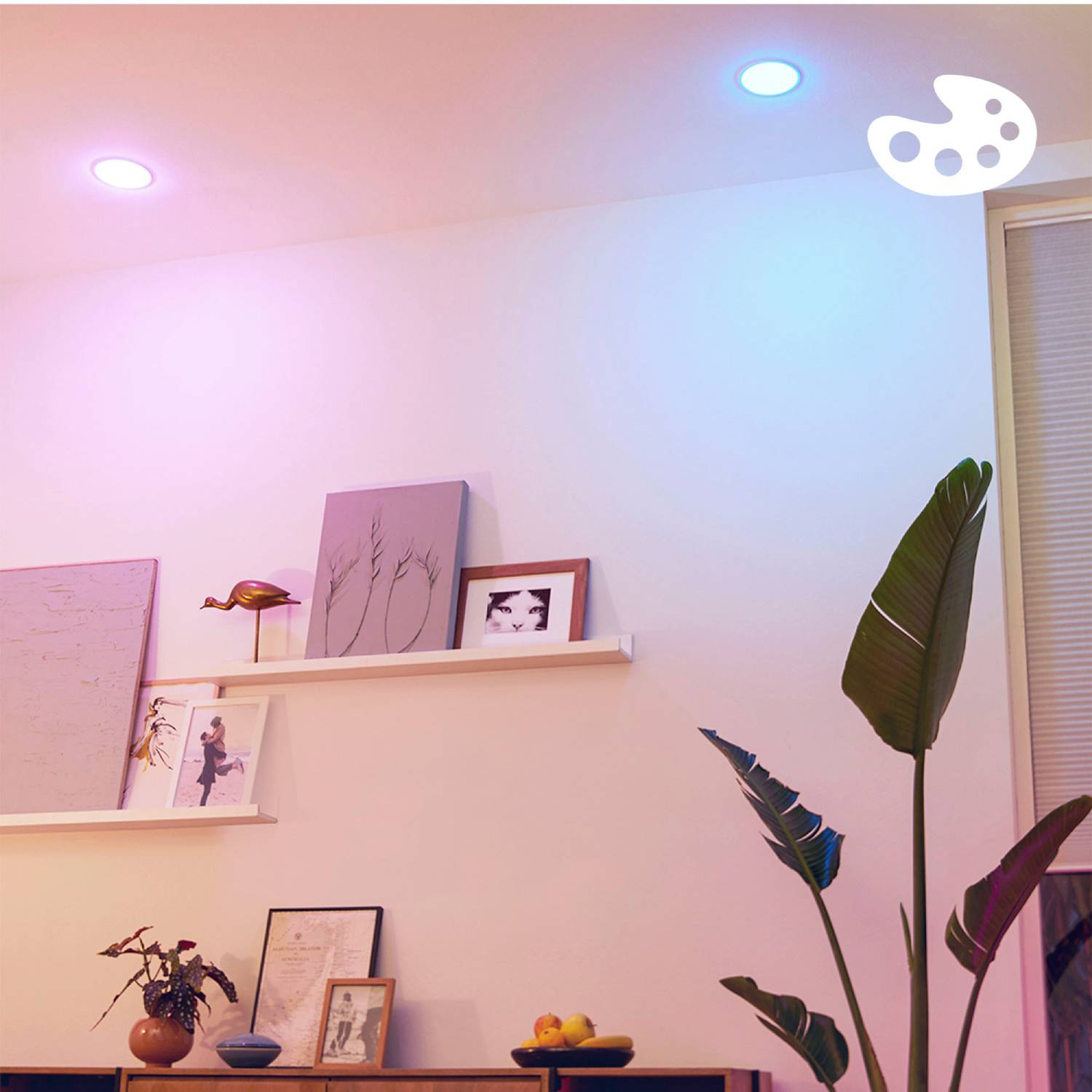 Una habitación iluminada por dos bombillas inteligentes Philips. Las luces están configuradas en diferentes colores, creando un ambiente colorido.