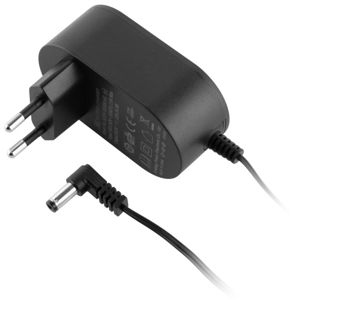 Fekete hálózati adapter két csatlakozóval és egy kábellel, tápcsatlakozóval.