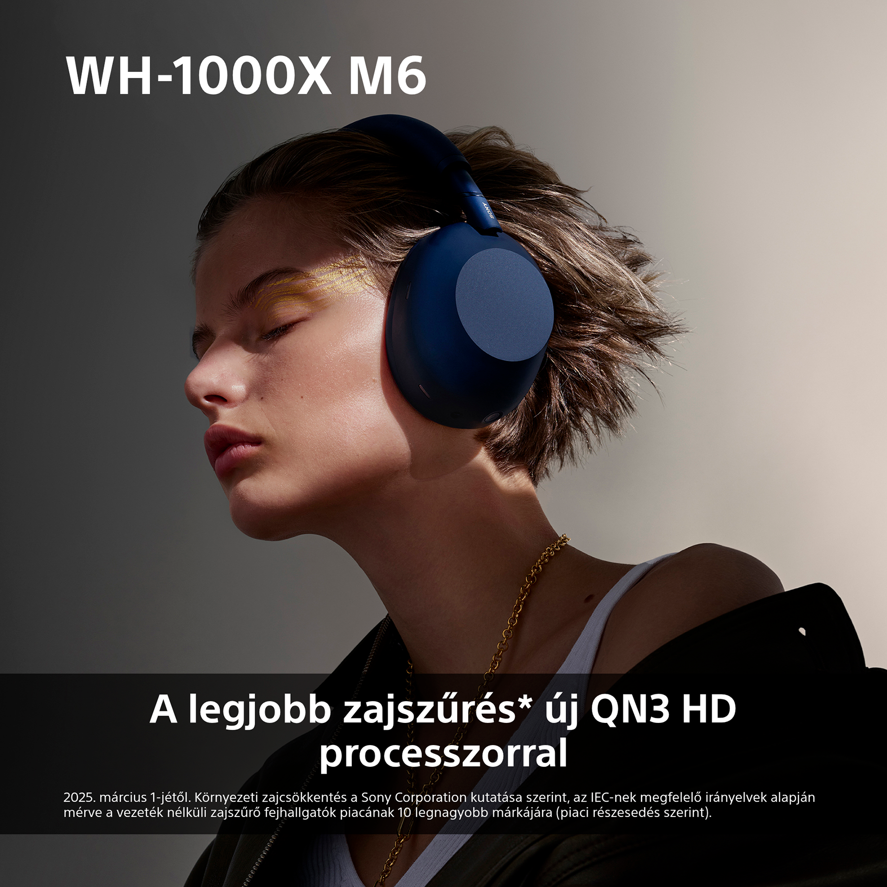 Kék fejhallgatós nő. Szöveg: Legjobb zajszűrés* új QN3 HD processzorral.