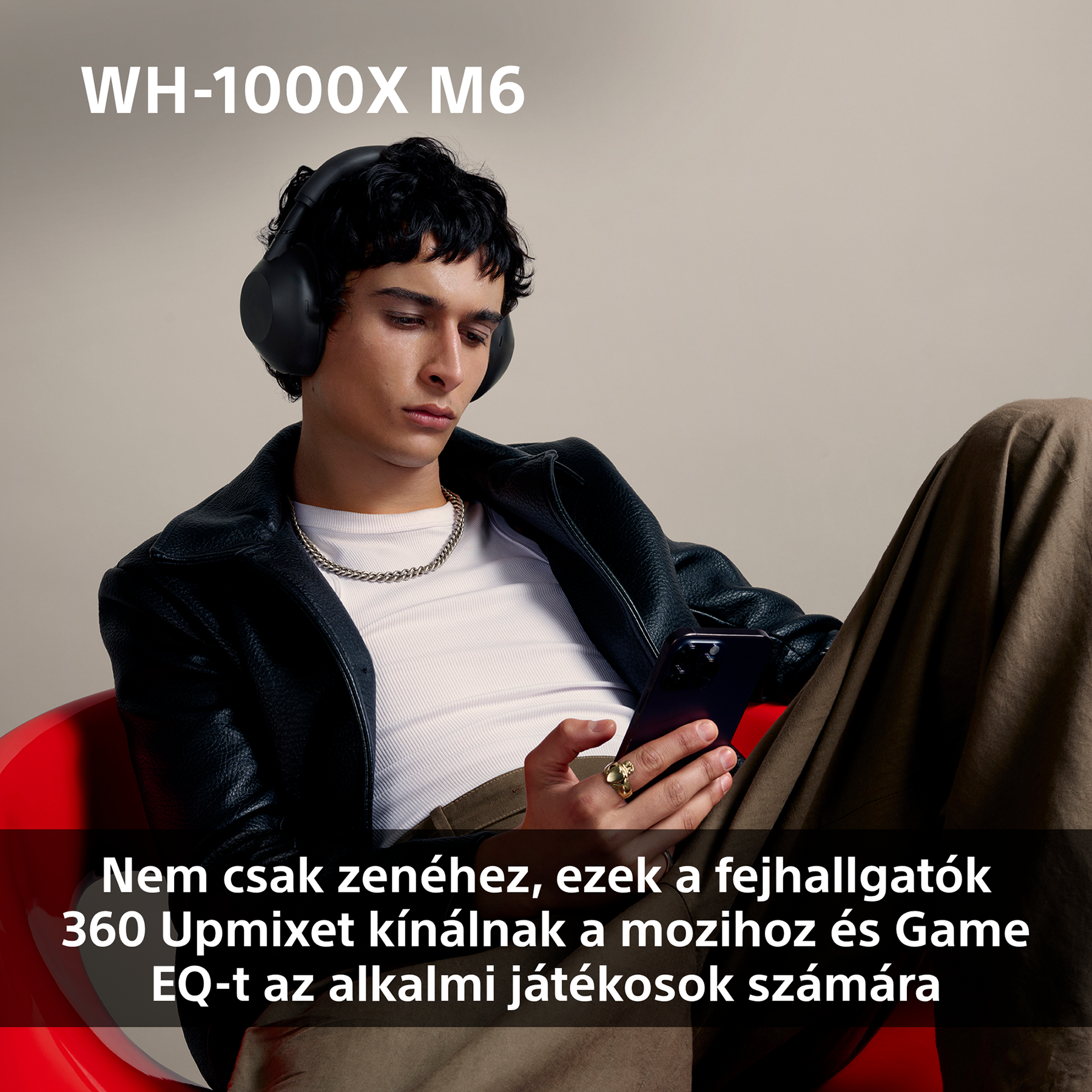 Férfi fekete dzsekiben, telefont használ, fejhallgatót visel. Szöveg: Zene, 360 upmix filmekhez és Game EQ a játékosoknak.